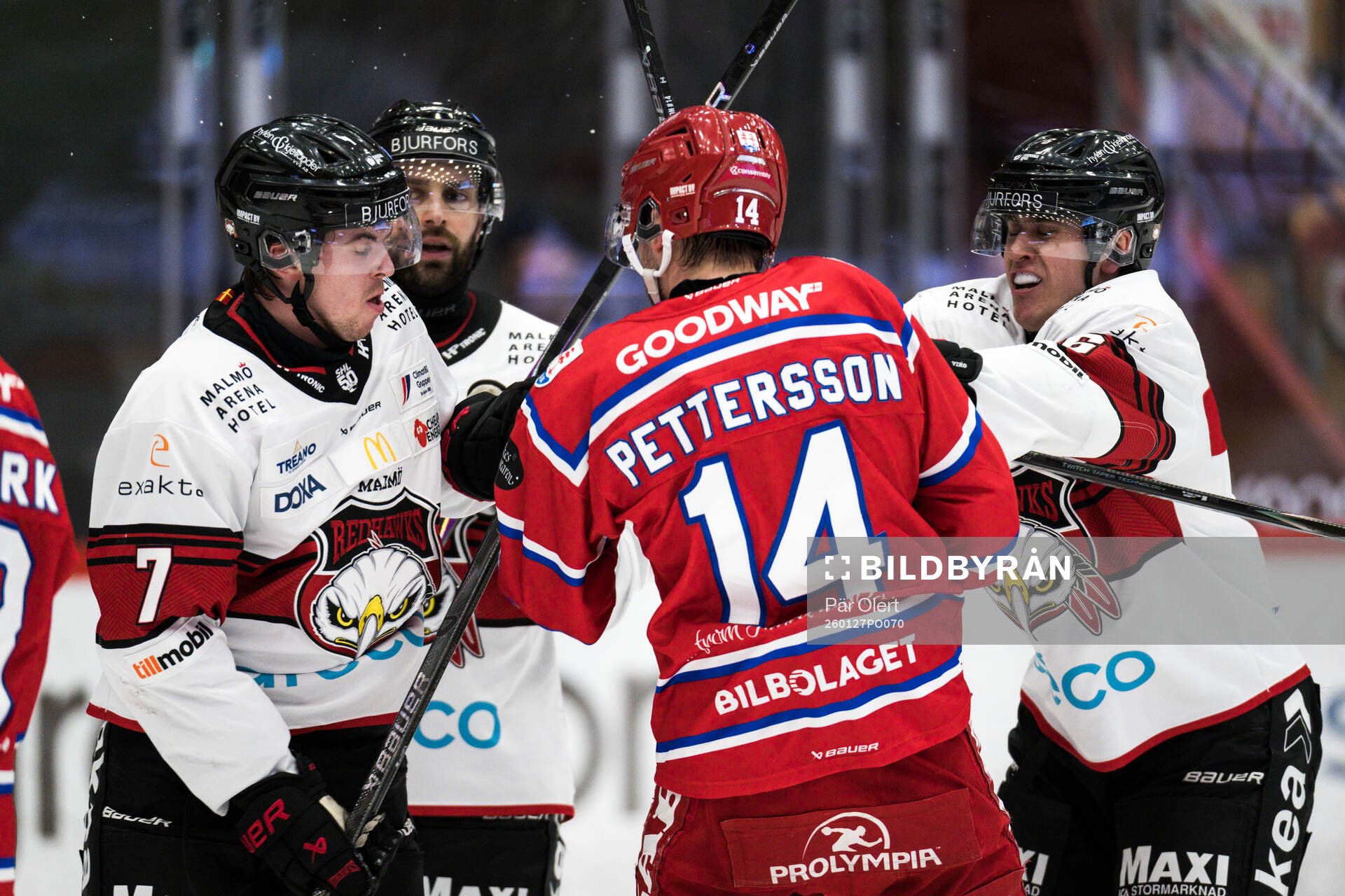 Malmö Redhawks Topi Niemelä och Eemil Viro mot Timrås
