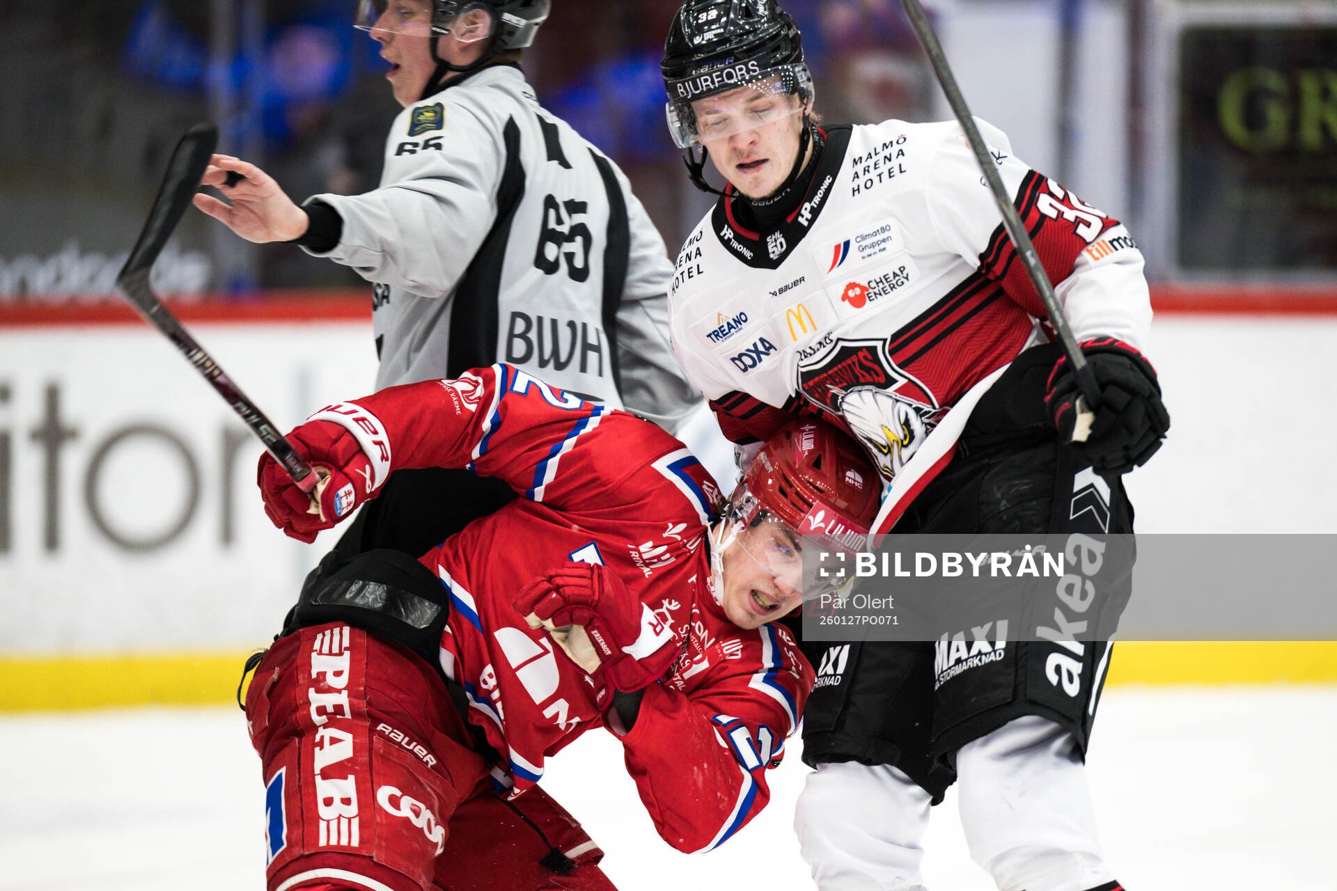 Timrås Linus Eriksson och Malmö Redhawks Joona Ikonen
