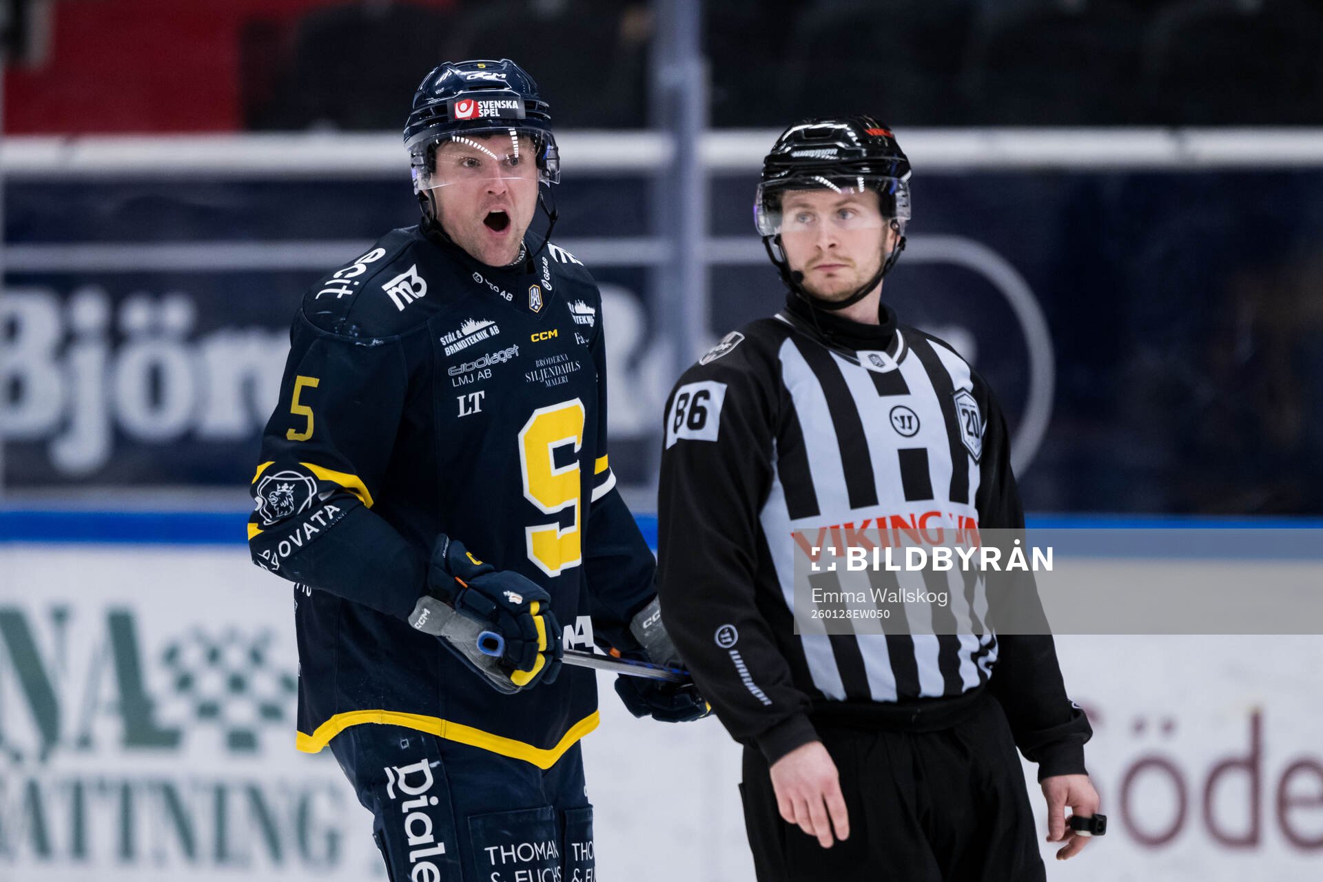 Södertäljes Jonas Ahnelöv reagerar på ett domslut