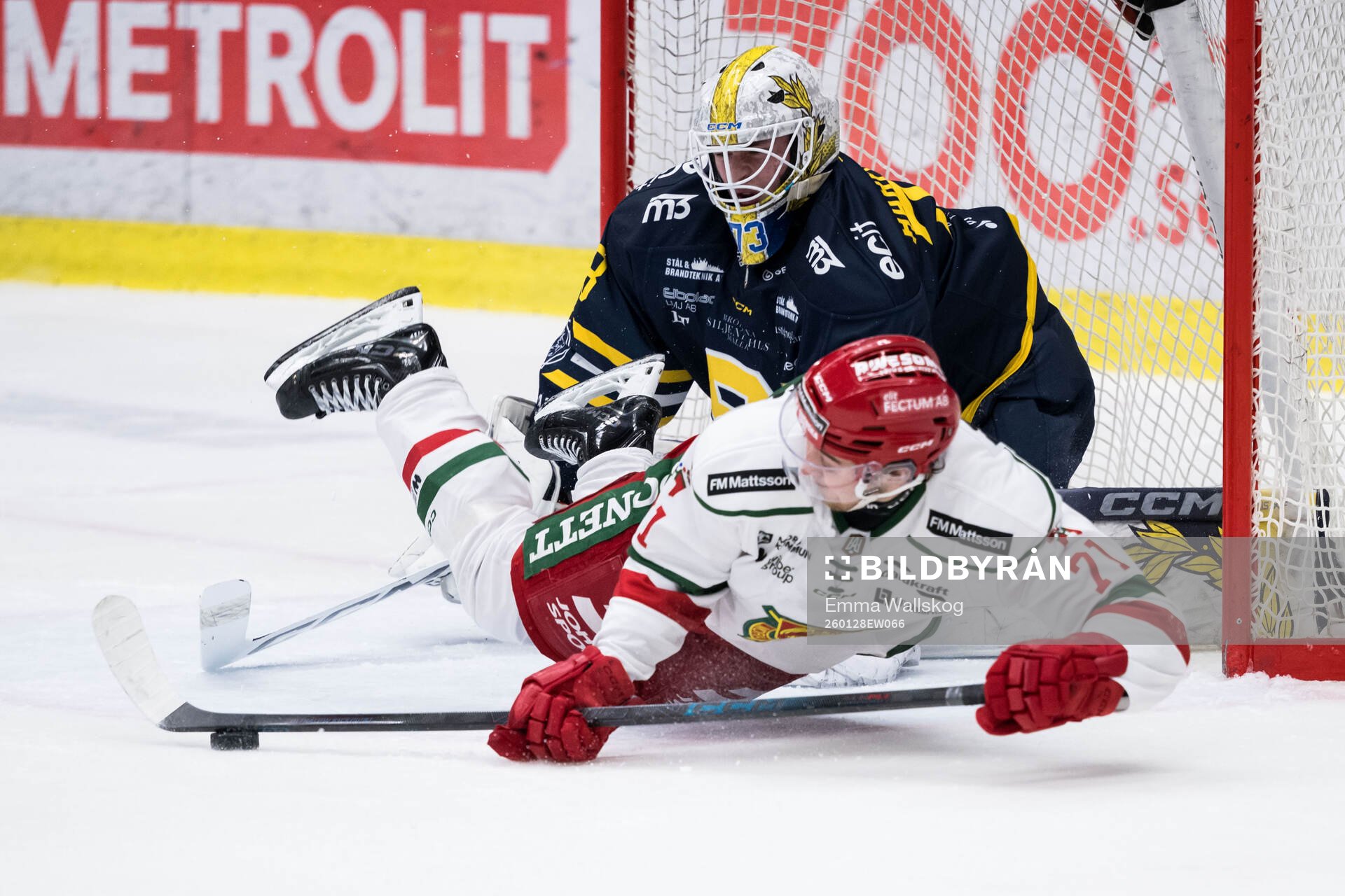 Moras Travis Treloar och Södertäljes målvakt Love