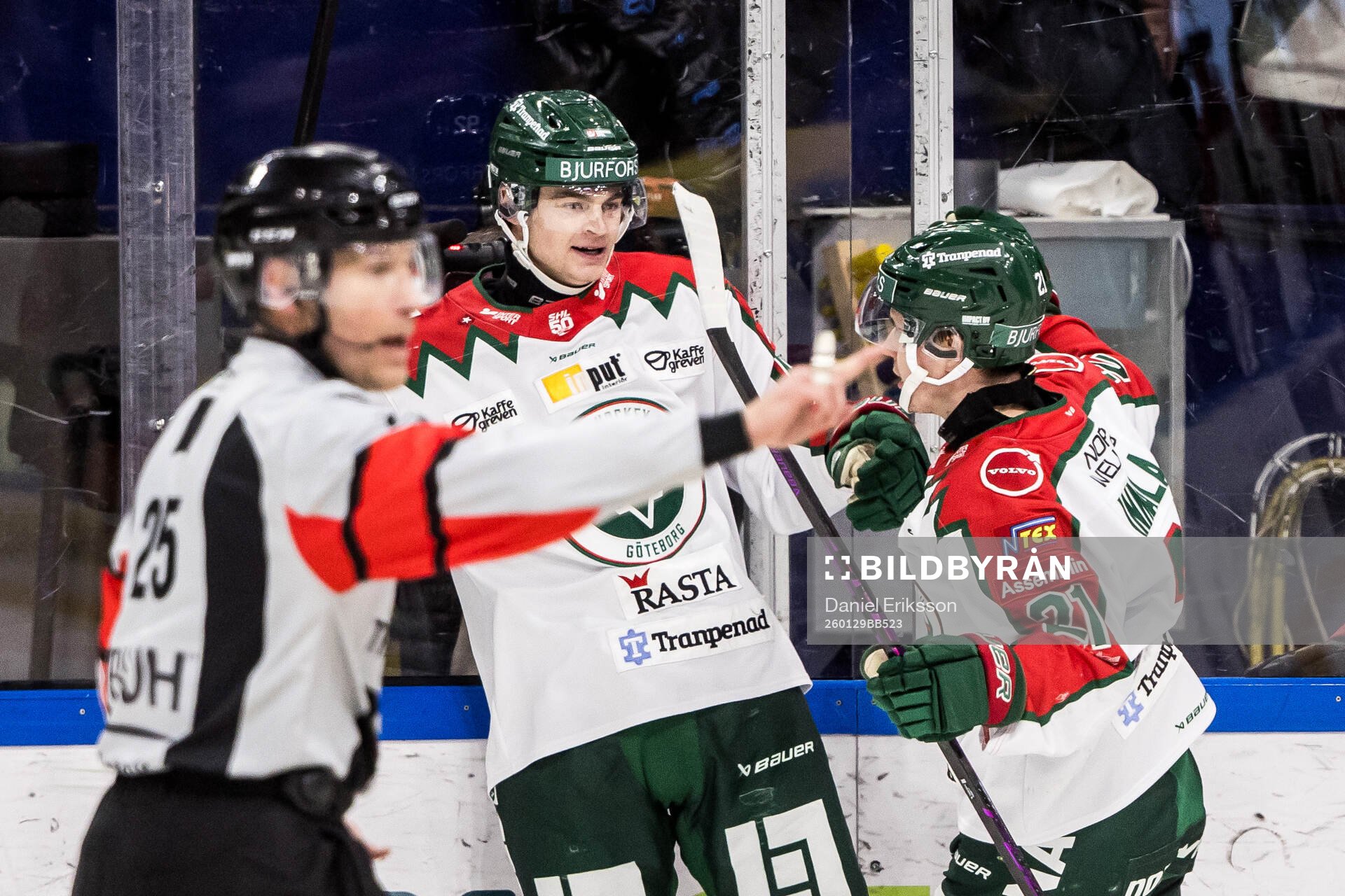 Frölundas Filip Cederqvist och Jere Innala jublar