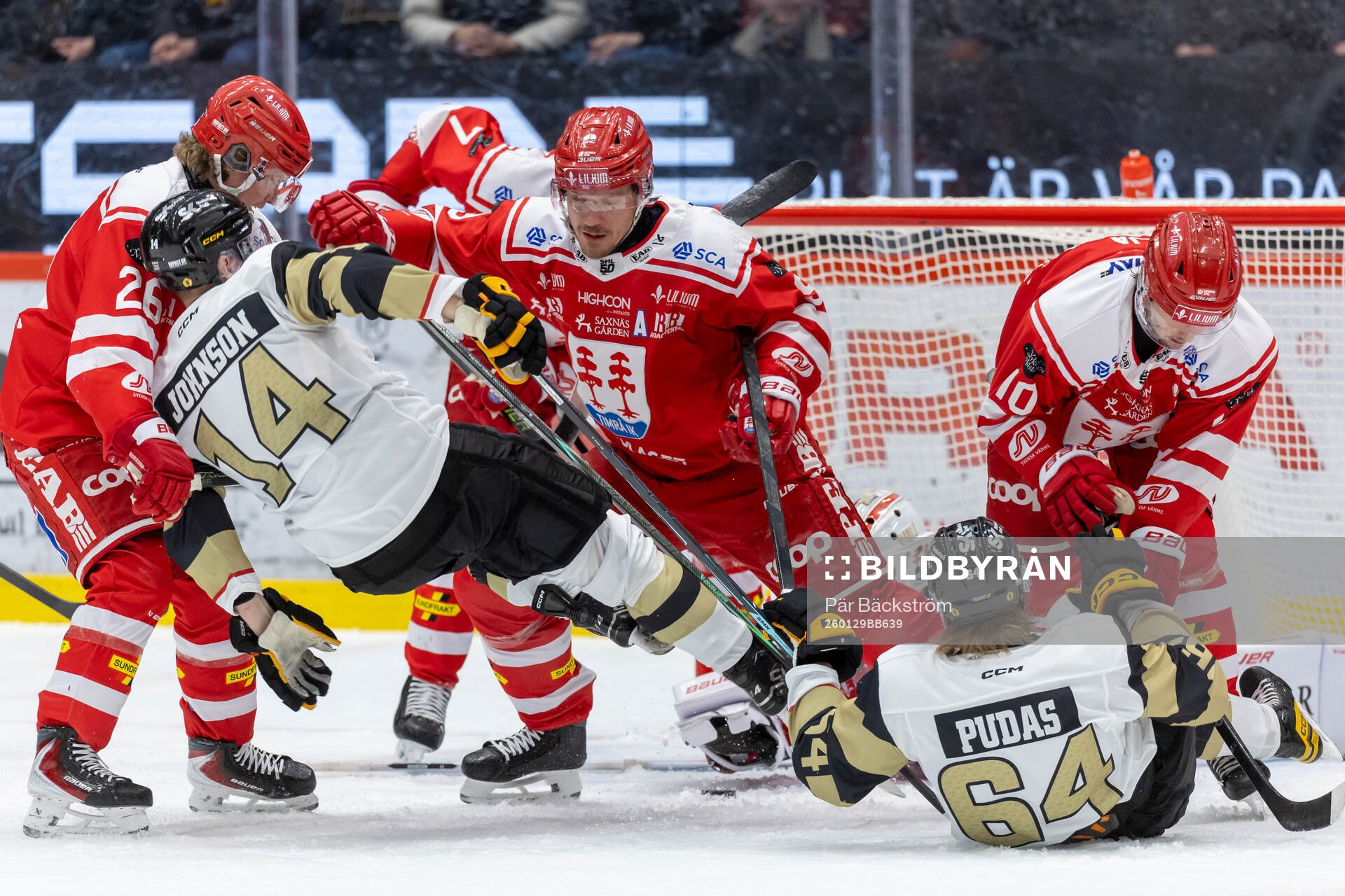 Timrås Didrik Strömberg och David Lilja tacklar