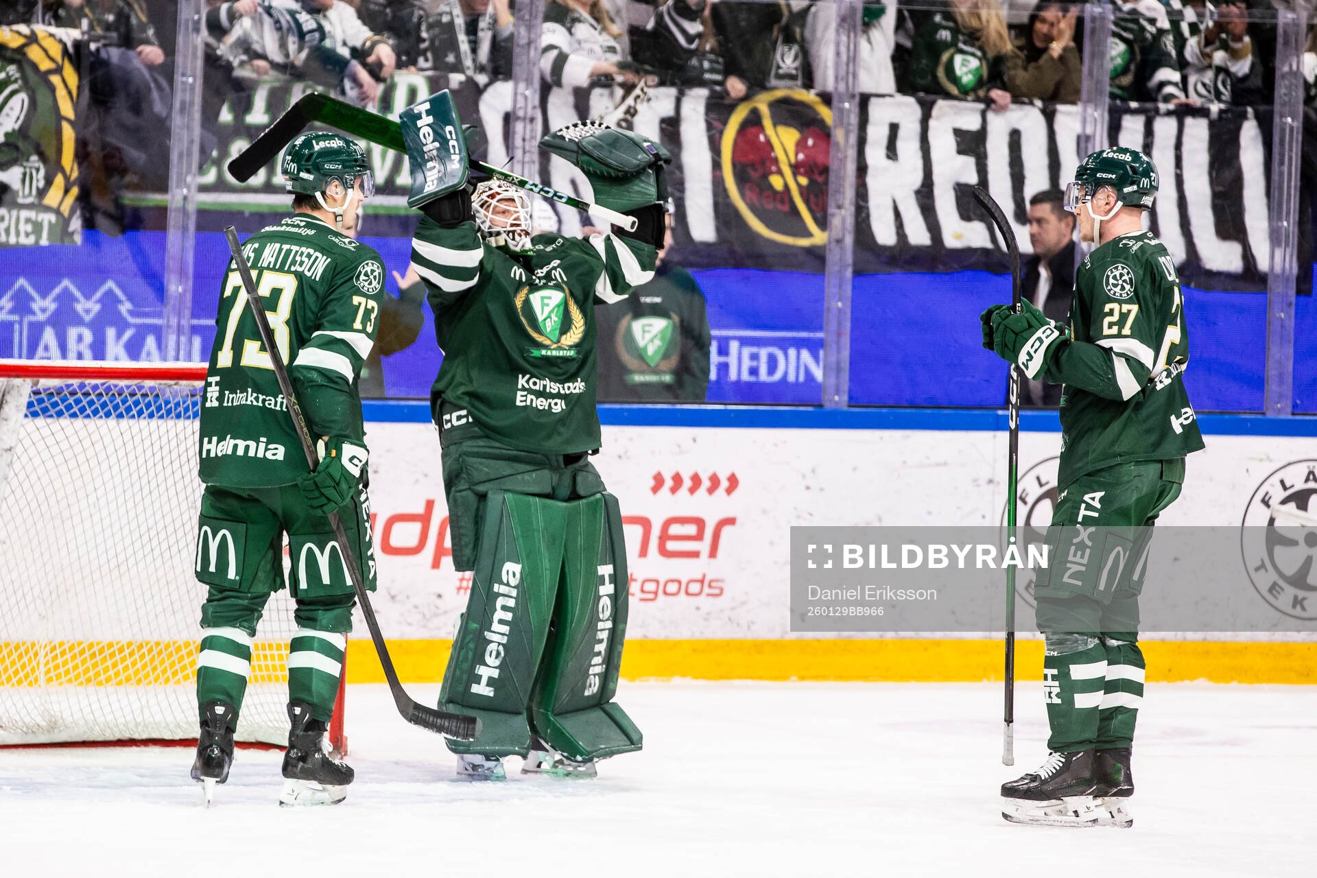 Färjestads målvakt Emil Larmi jublar