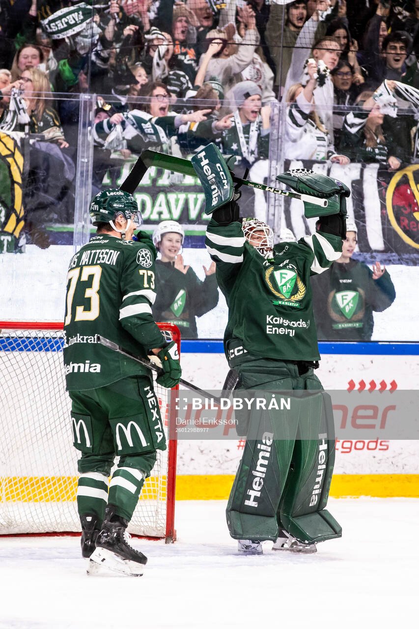 Färjestads målvakt Emil Larmi jublar