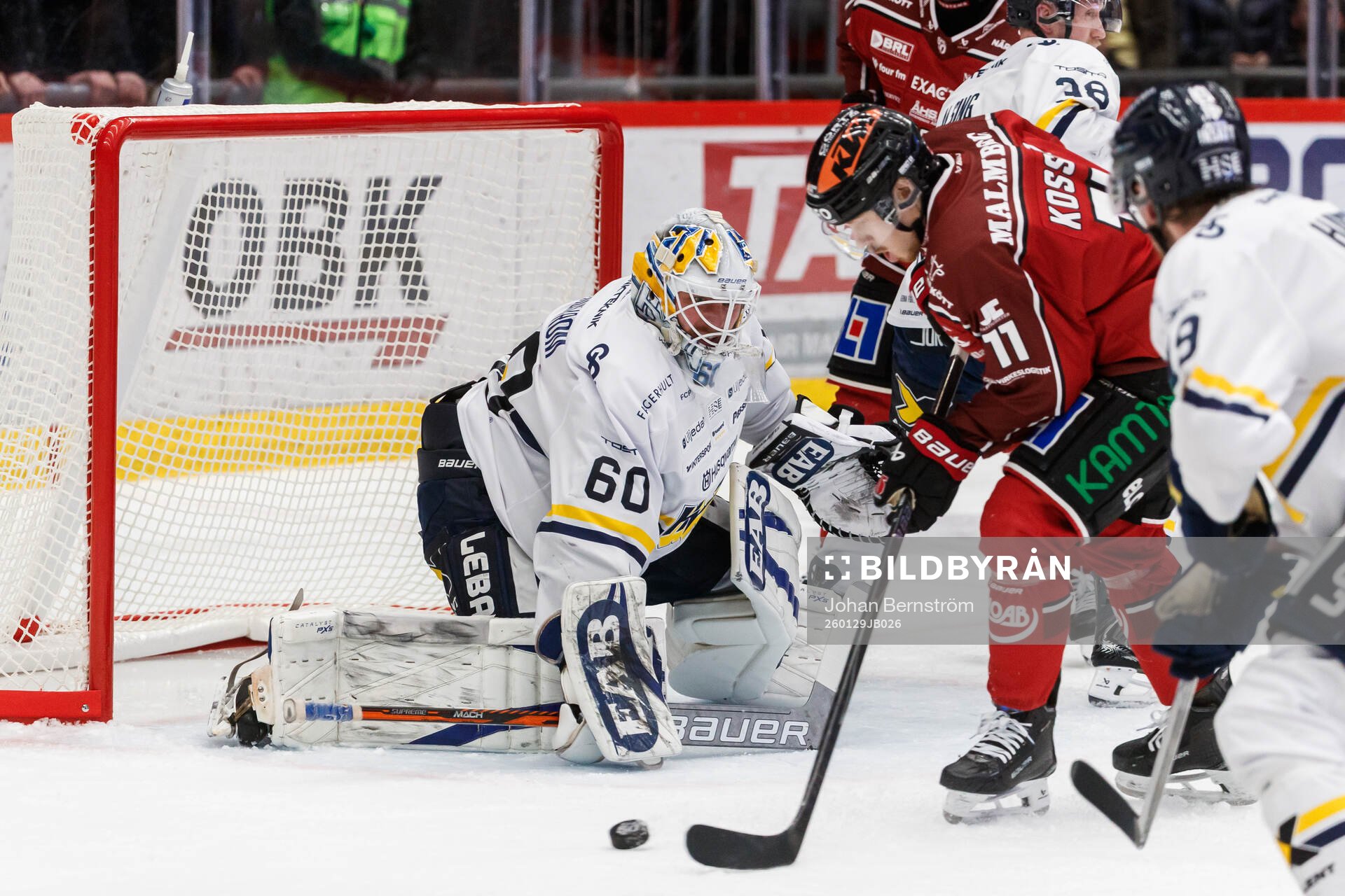 Örebros Kalle Kossila gör 1-1 på HV71s målvakt Felix