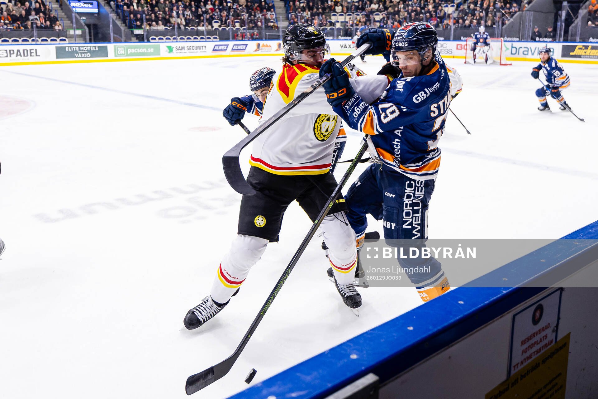 Brynäs Luke Witkowski tacklar Växjös Sebastian Strandberg