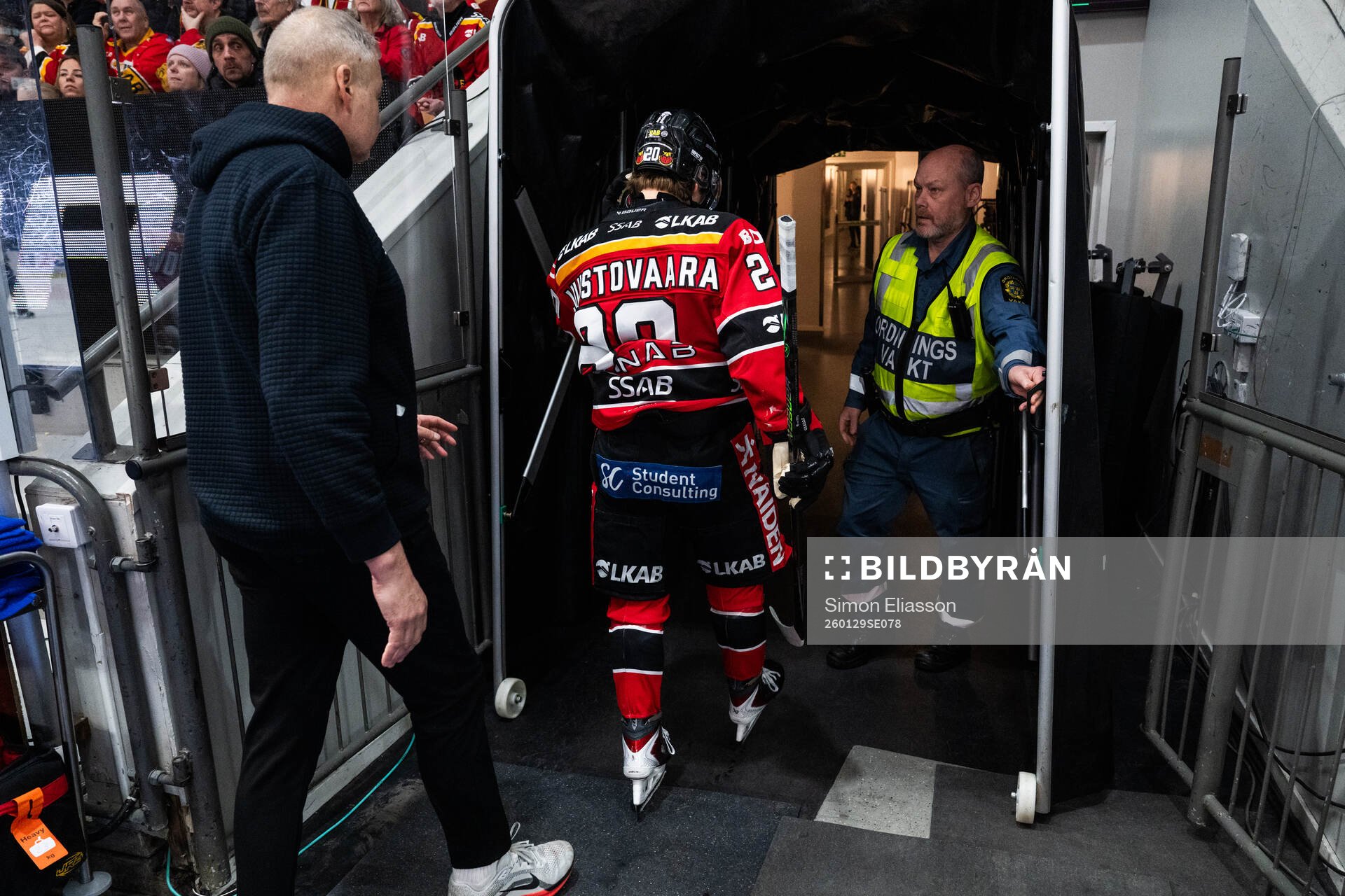 Luleås Casper Juustovaara Karlsson lämnar isen
