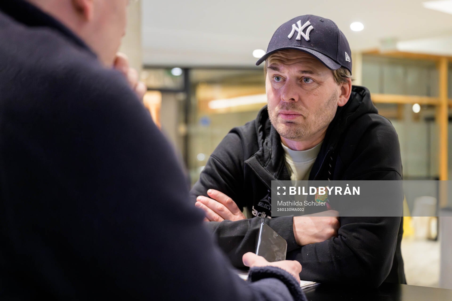 GAIS tränare Fredrik Holmberg vid en intervju
