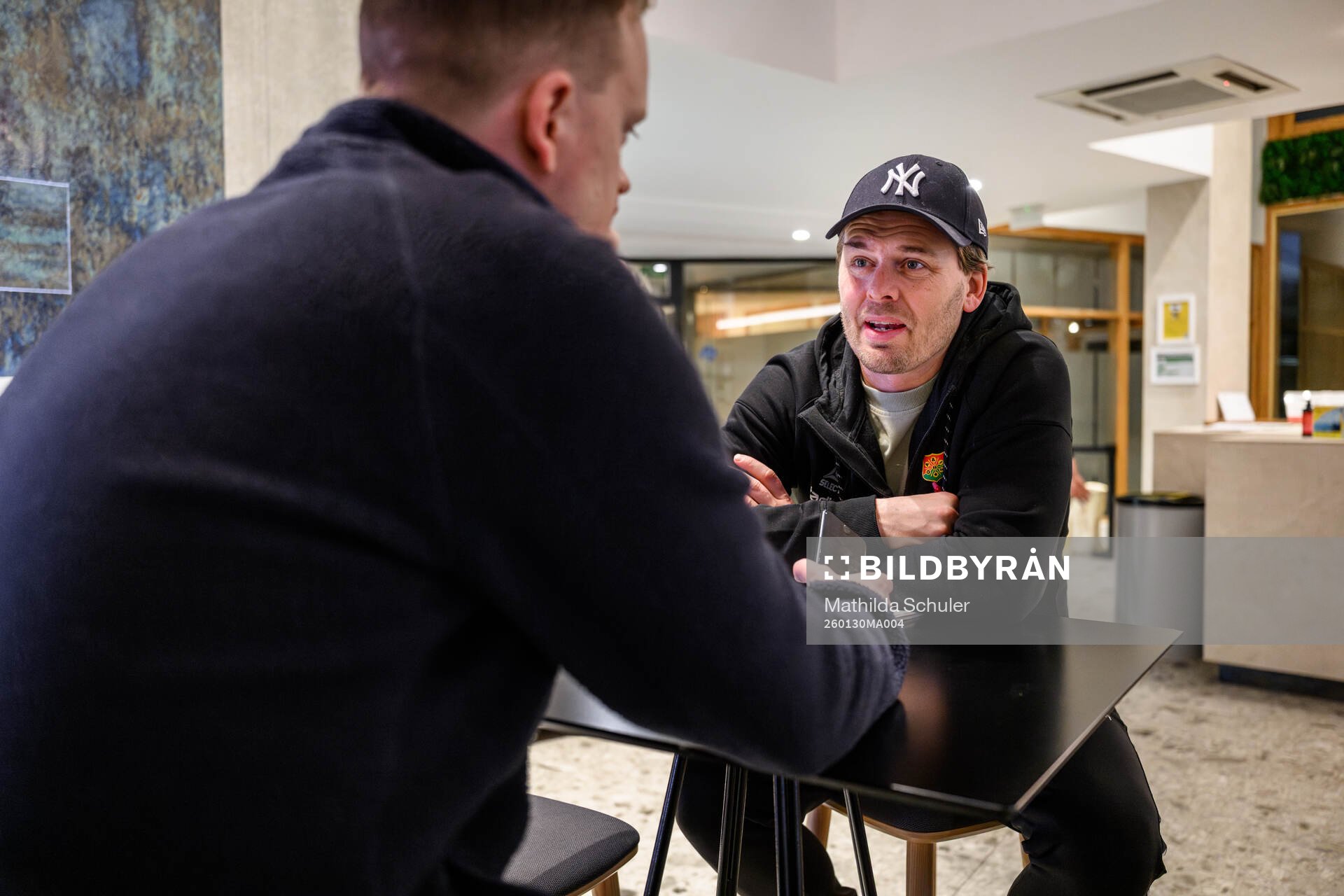 GAIS tränare Fredrik Holmberg vid en intervju