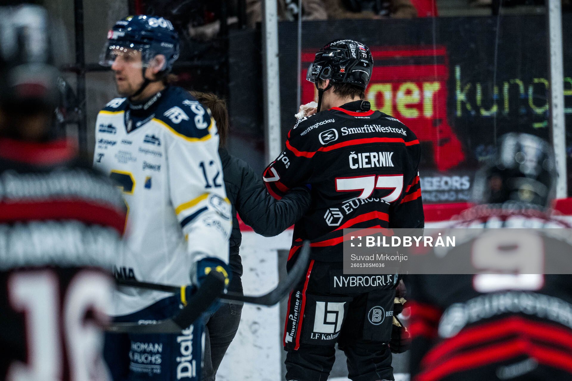 Nybros Alex Ciernik lämnar isen