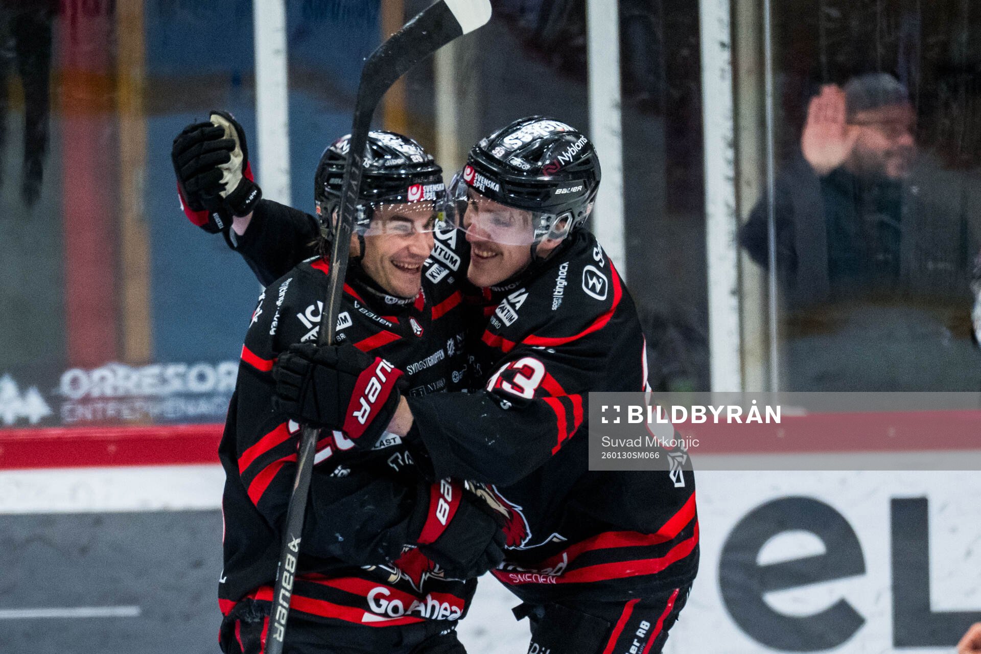 Nybros Juho Liuksiala och Felix Olsson jublar