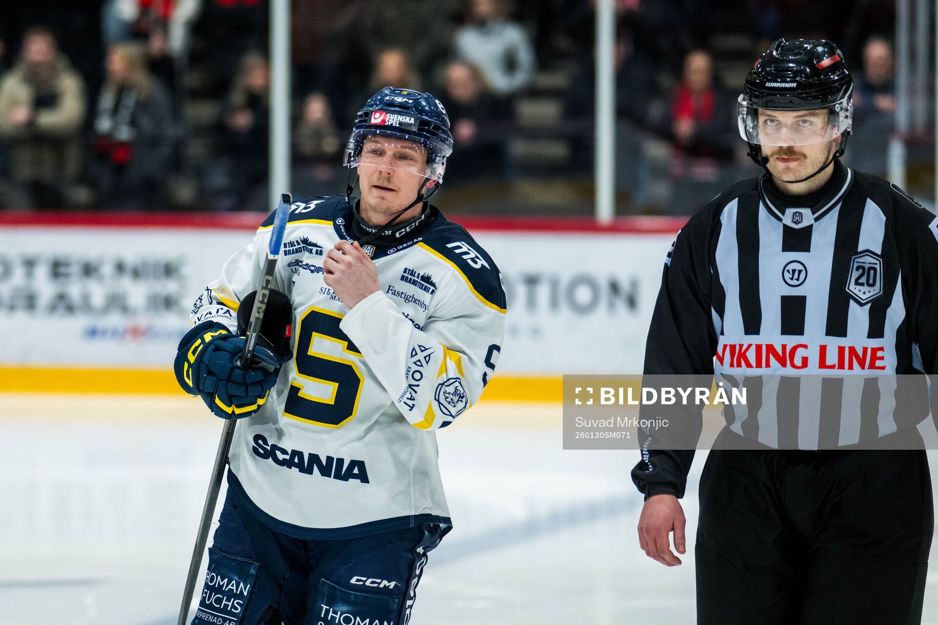 Södertäljes Patrik Zackrisson lämnar isen