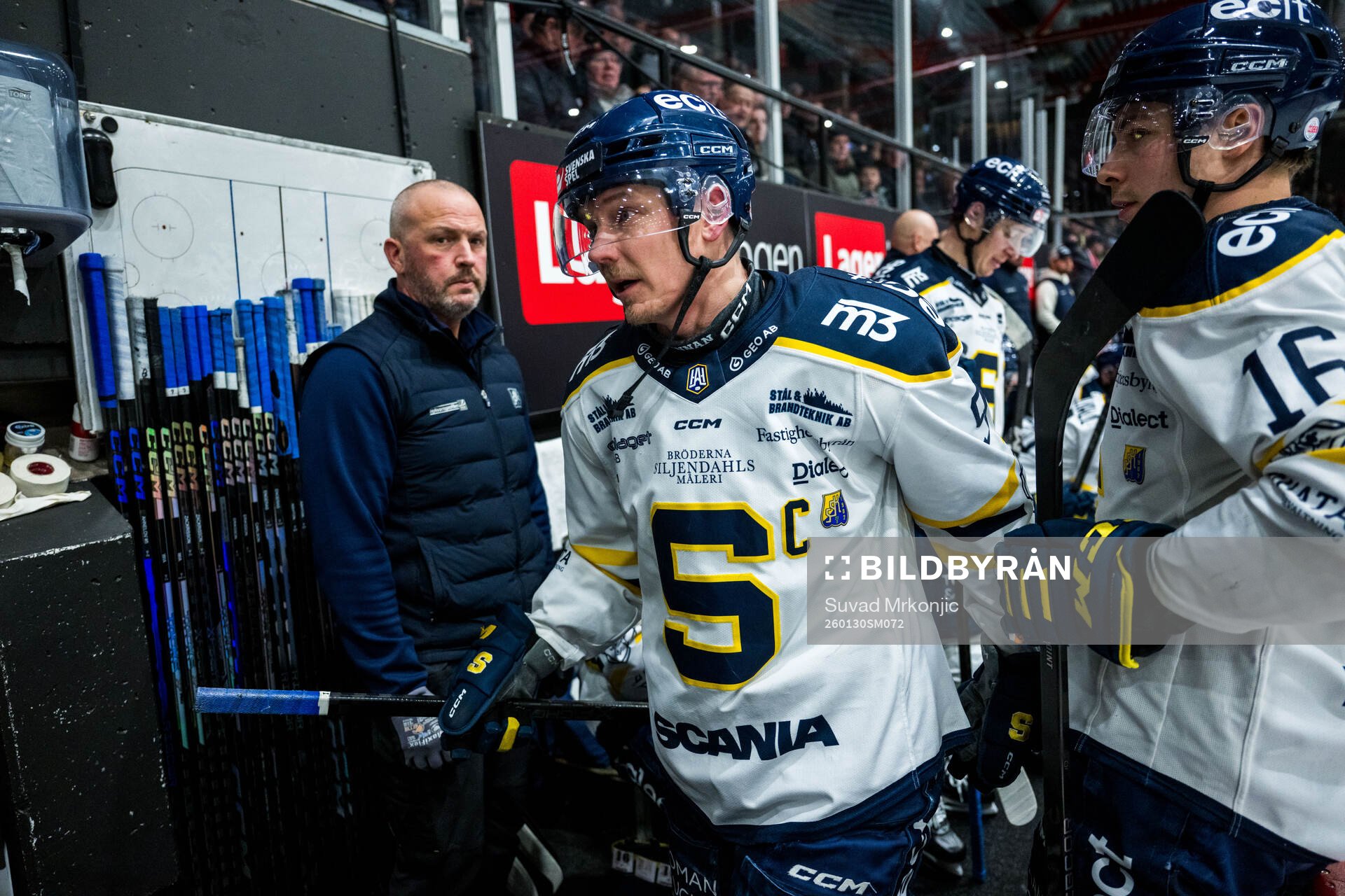 Södertäljes Patrik Zackrisson lämnar isen