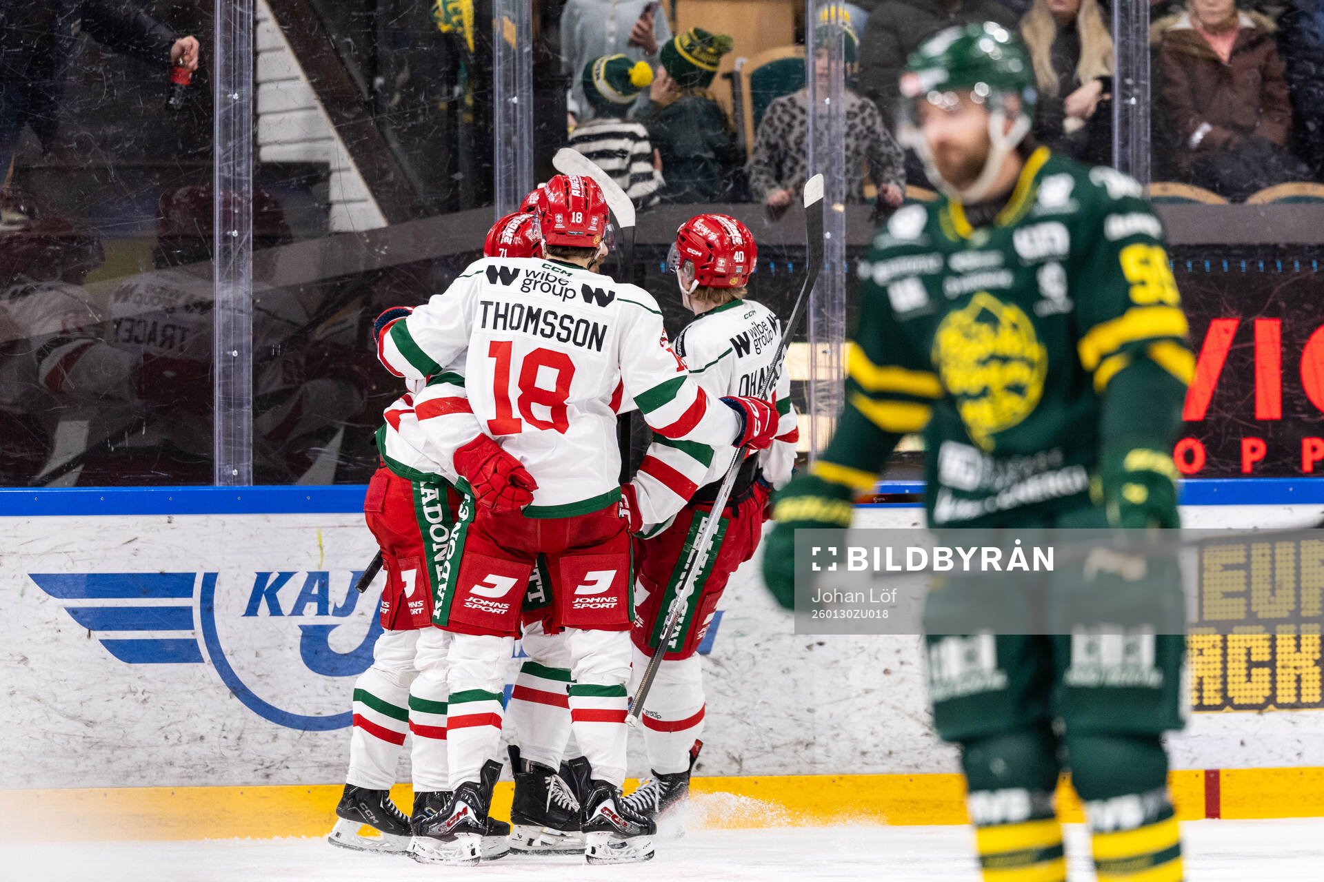 Moras Brayden Tracey jublar med lagkamrater