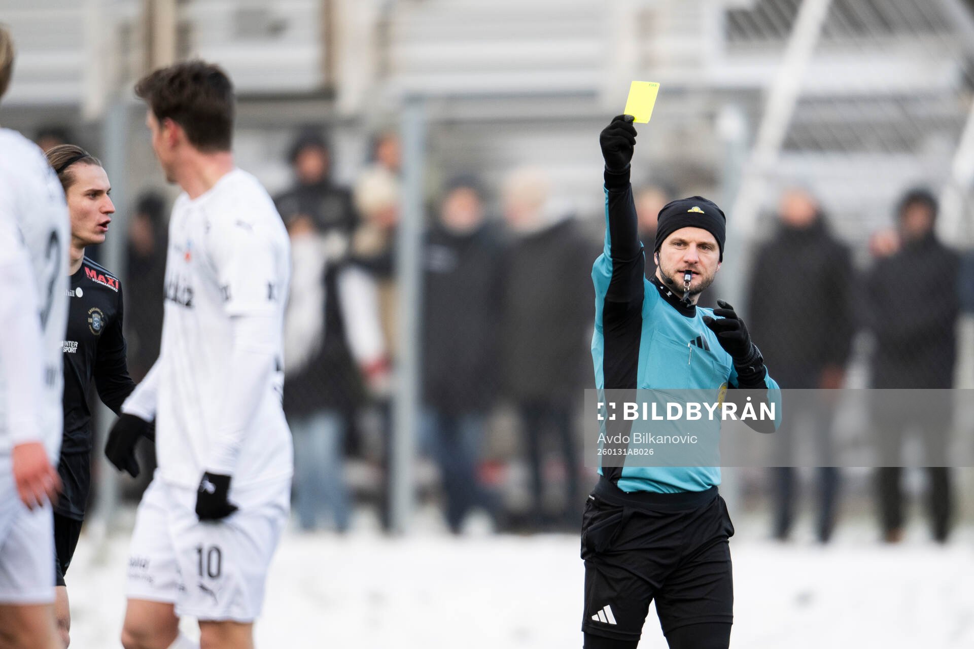 Domare Rinon Hasani visar upp gull kort till Helsingborgs