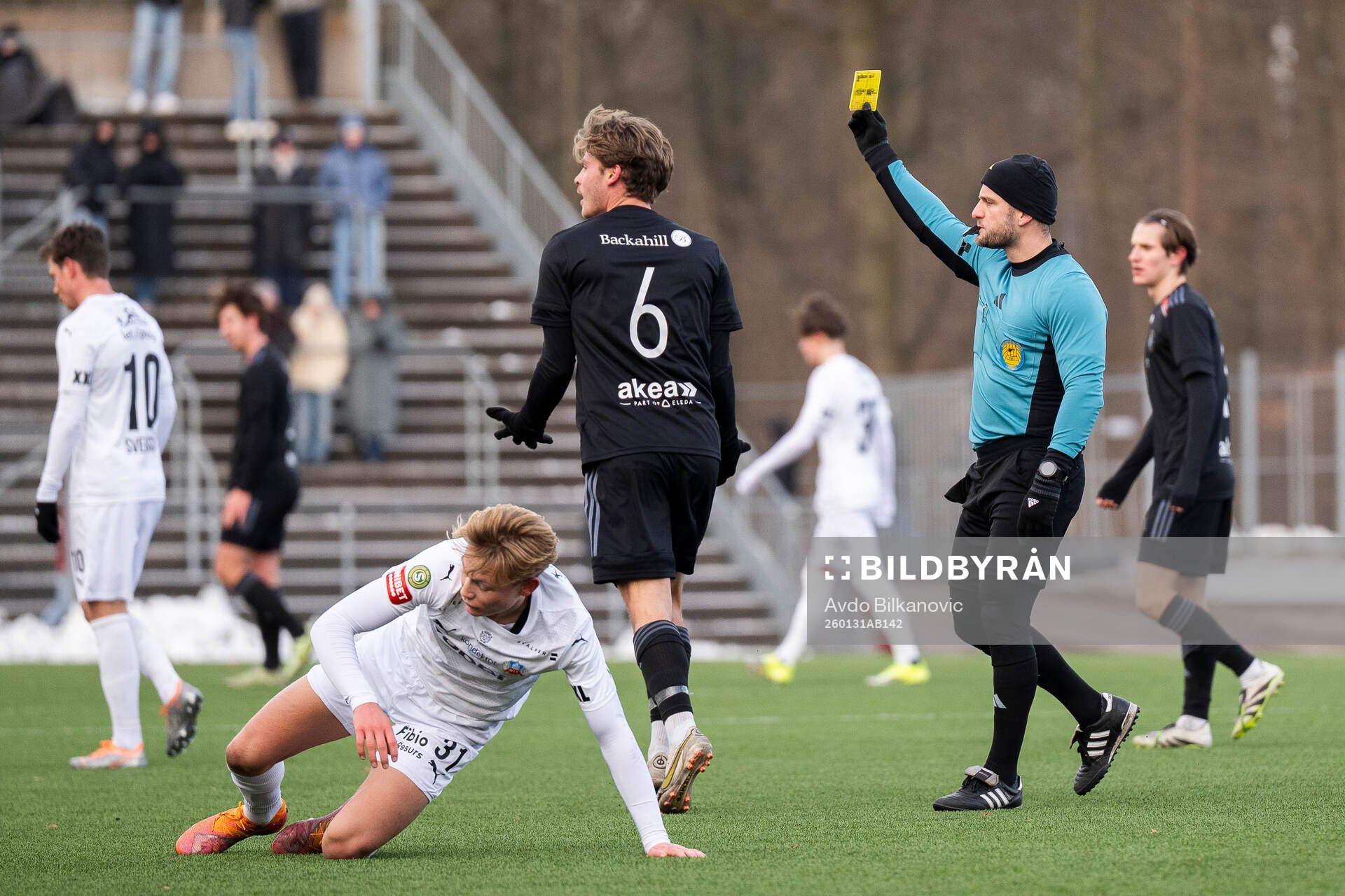 Domare Rinon Hasani visar gull kort till Ängelholms Daniel