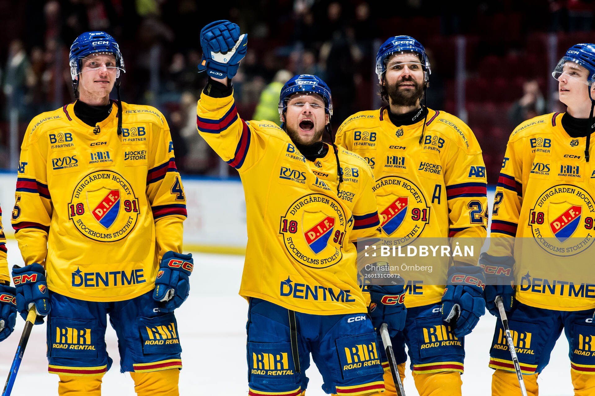 Djurgårdens Jesper Pettersson och spelare jublar