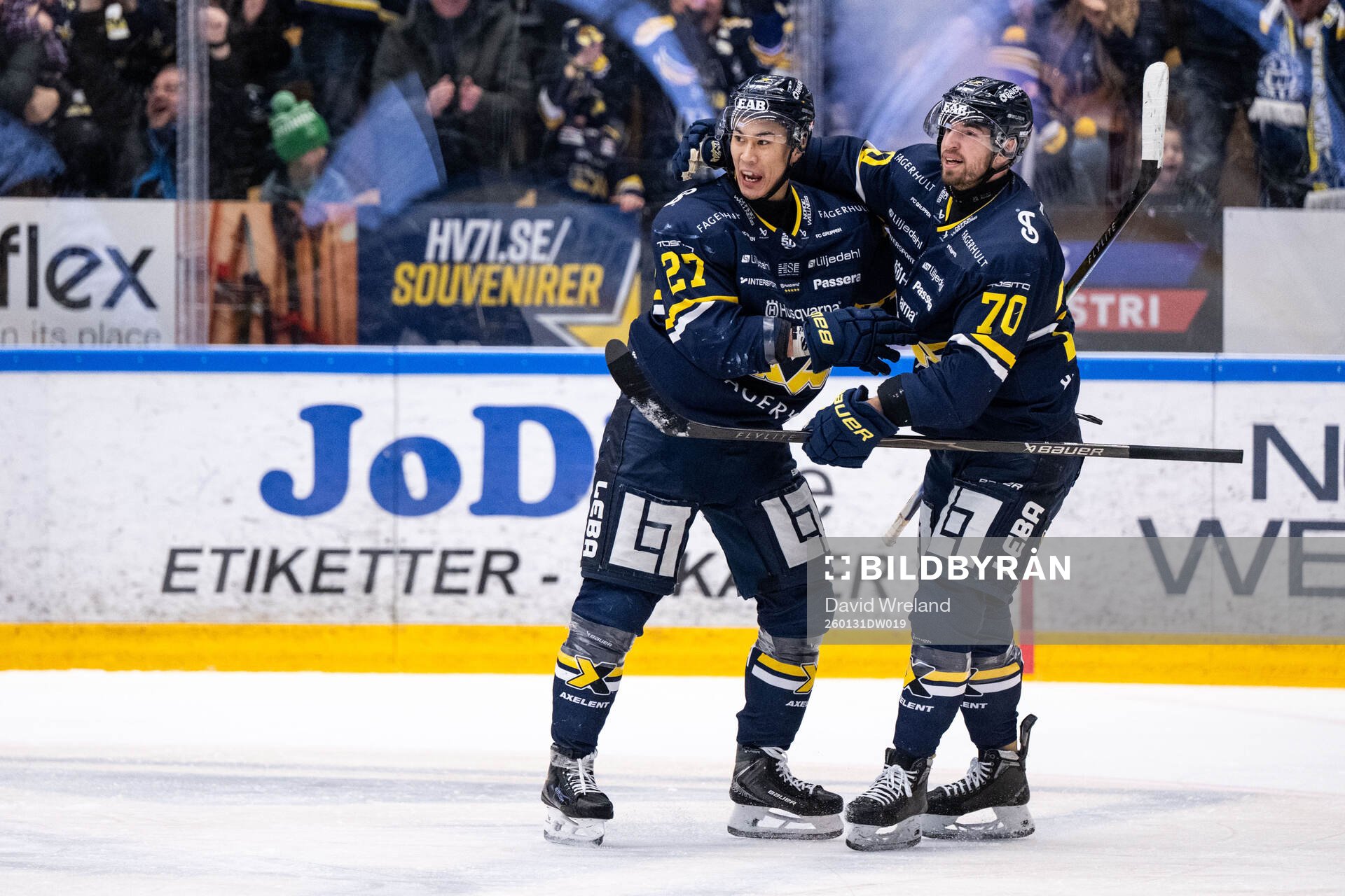HV71s Jonathan Ang jublar med Lukas Rousek