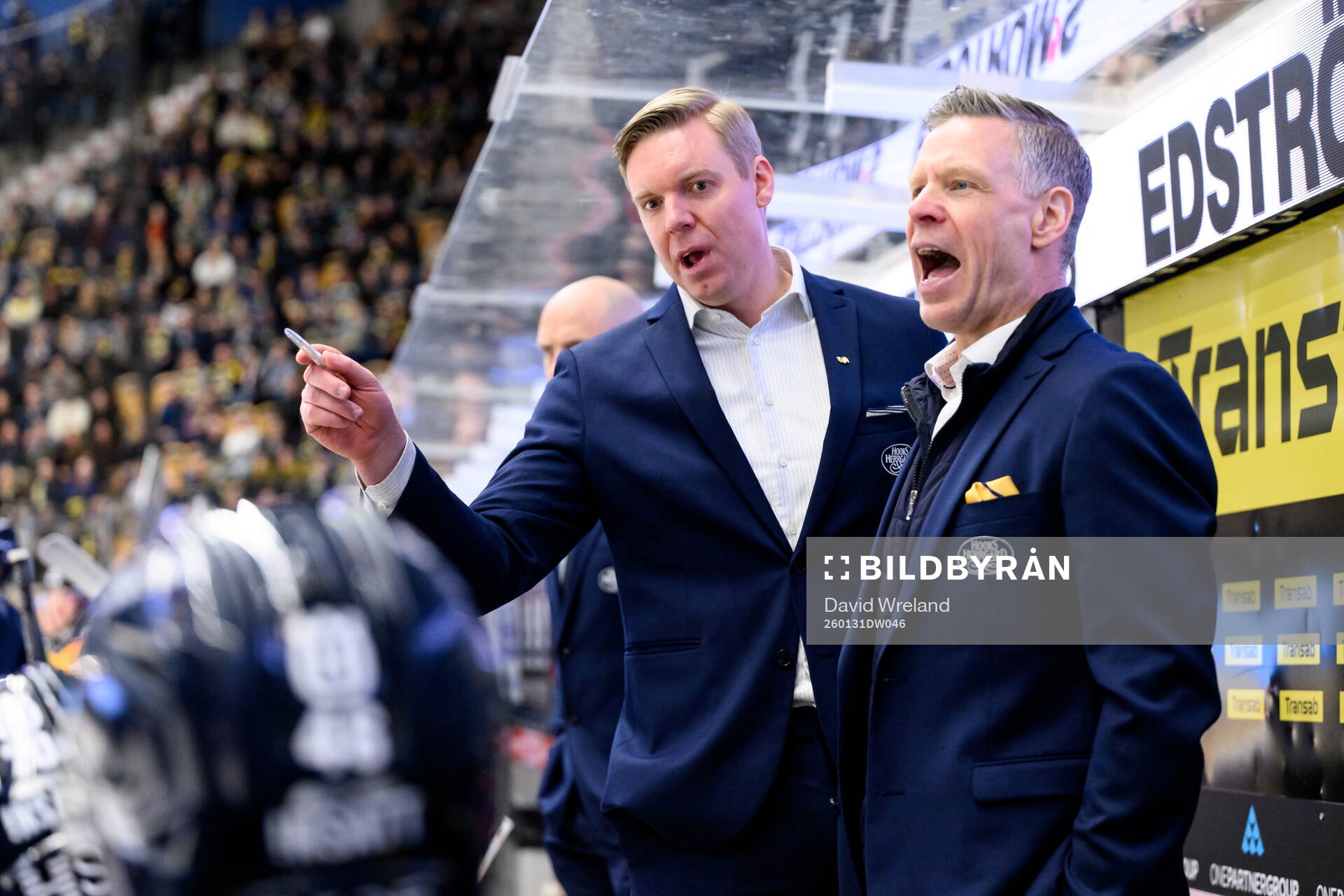 HV71s tränare Anton Blomqvist  och assisterande tränare