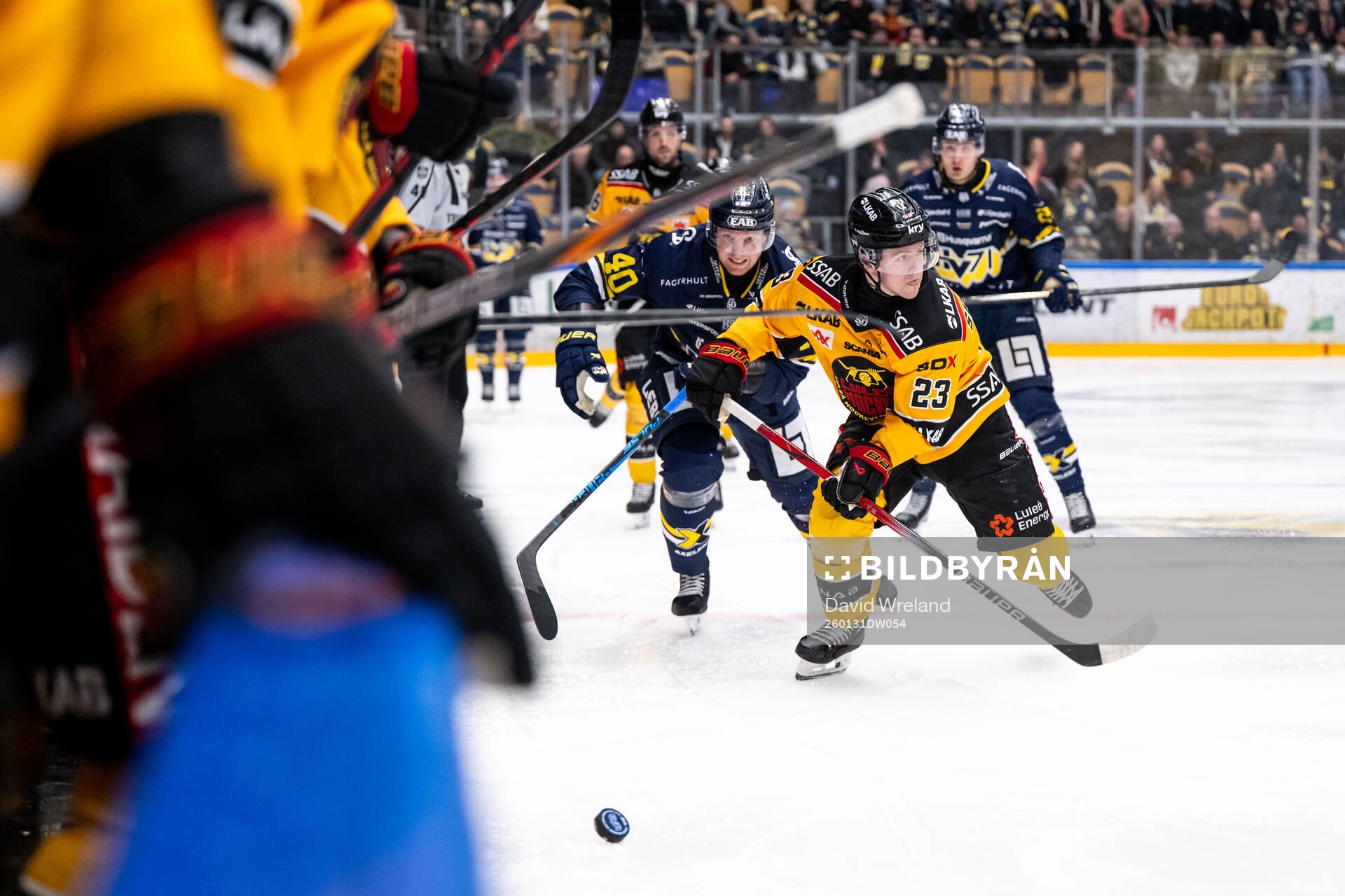 Luleås Jesper Sellgren och HV71s Oskar Stål-Lyrenäs