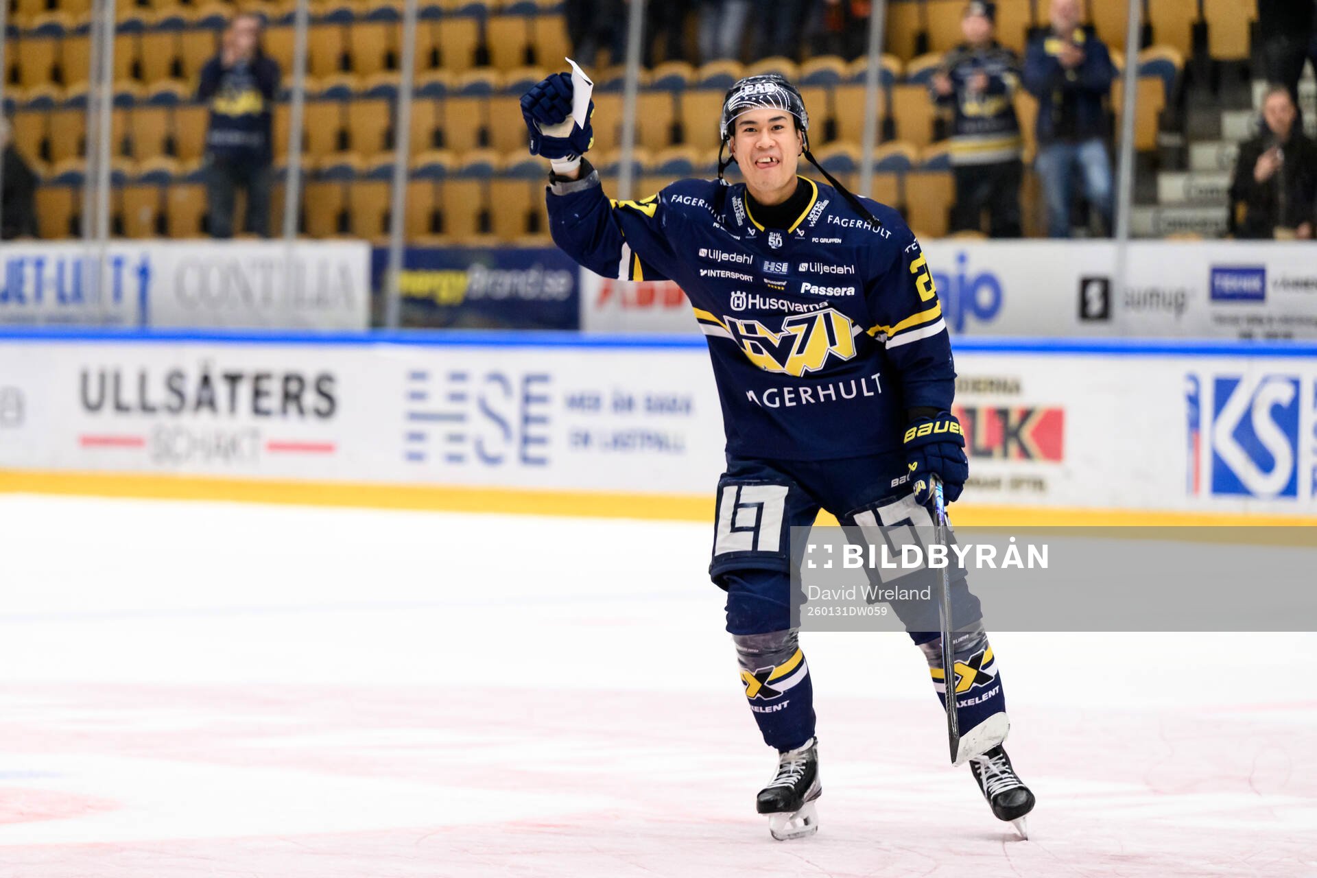 HV71s Jonathan Ang jublar