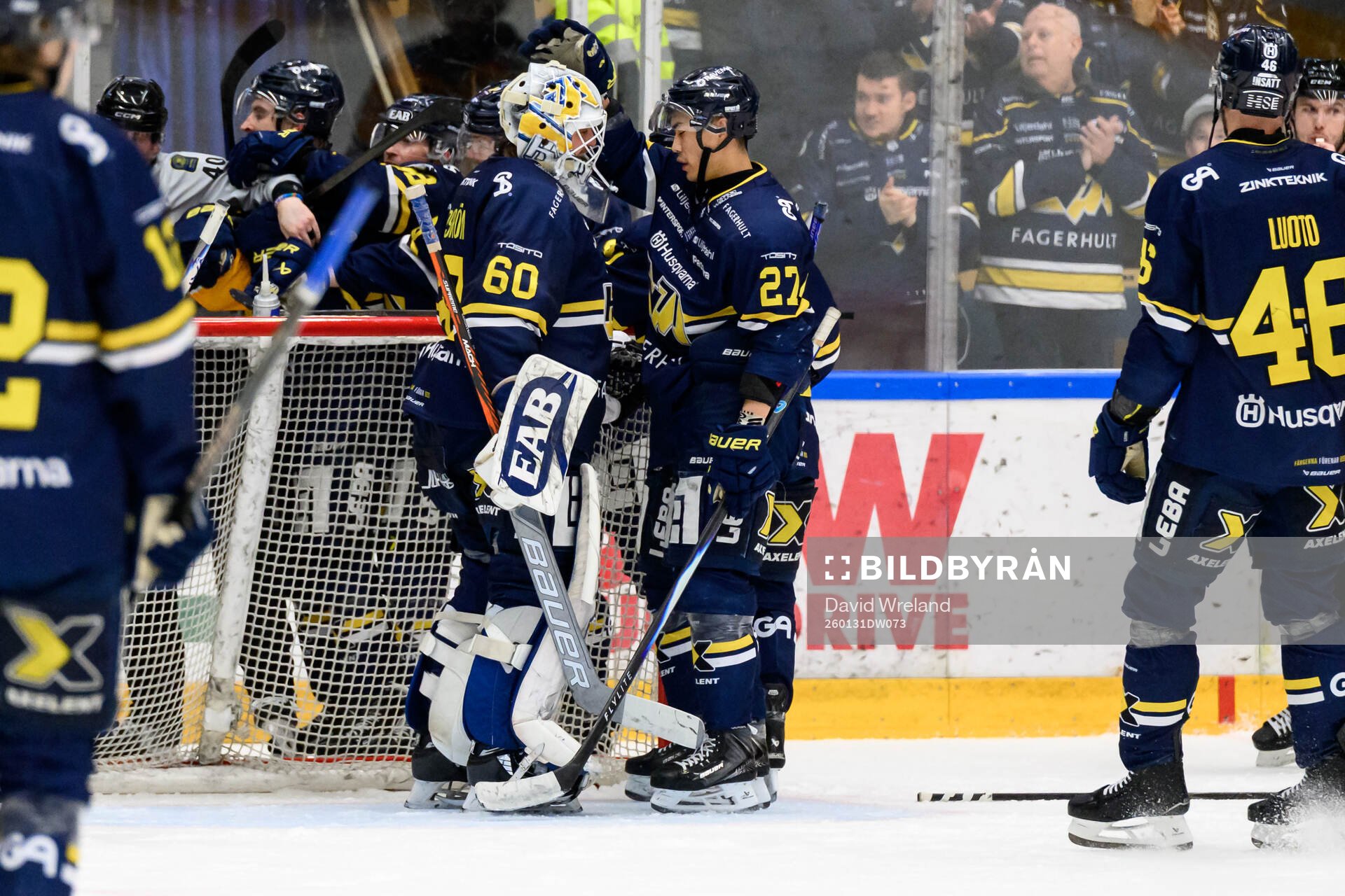 HV71s målvakt Felix Sandström och Jonathan Ang jublar