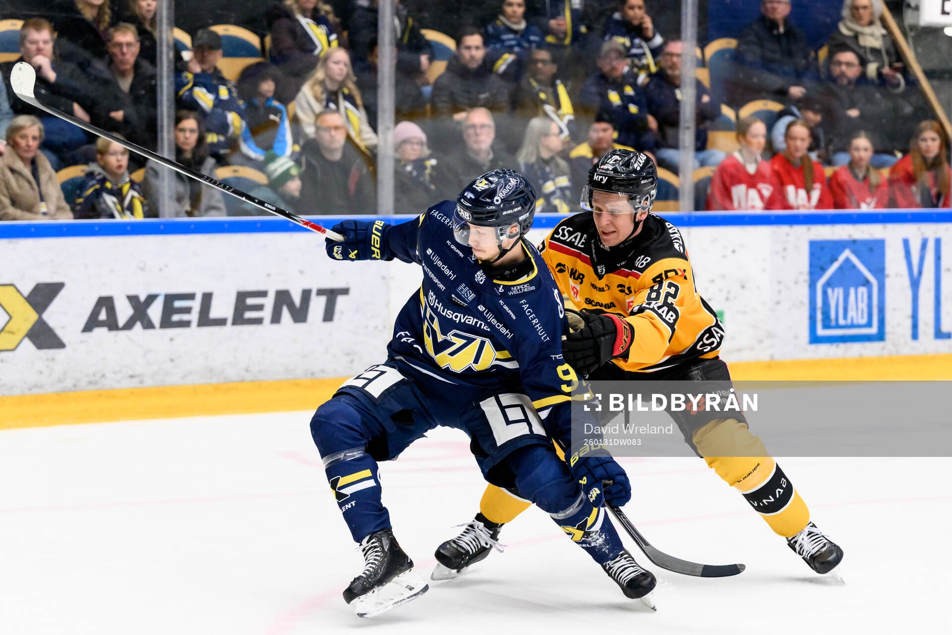 HV71s Aleksi Heponiemi och Luleås Otto Leskinen