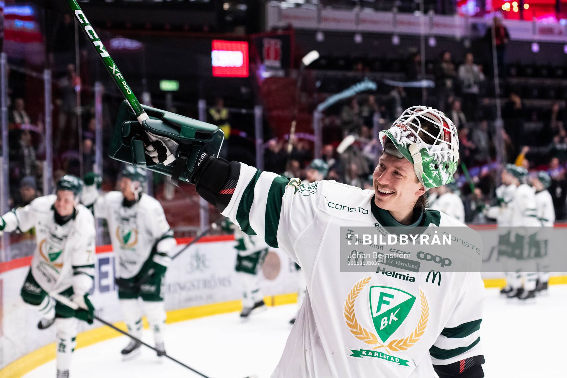 Färjestads målvakt Emil Larmi jublar