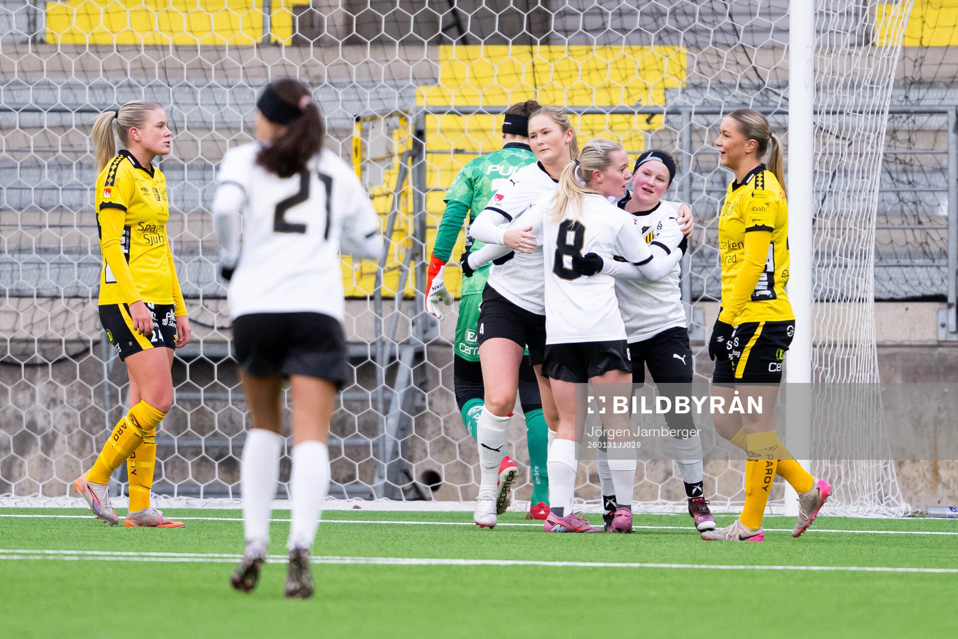 Häckens Wilma Lundström jublar med lagkamrater