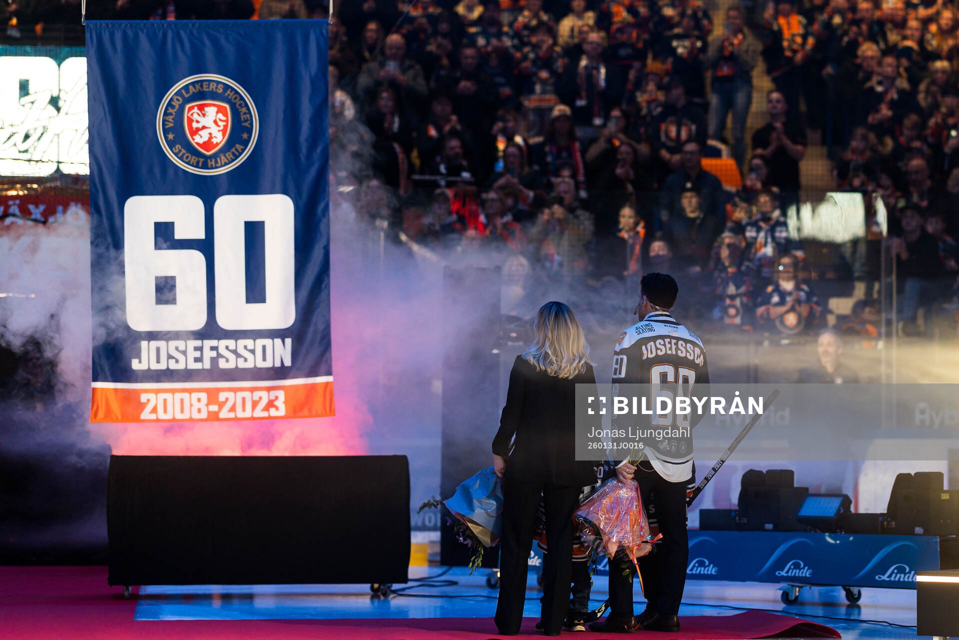 Erik Jossefsson hyllas genom att få sin tröja nr 60 hissad