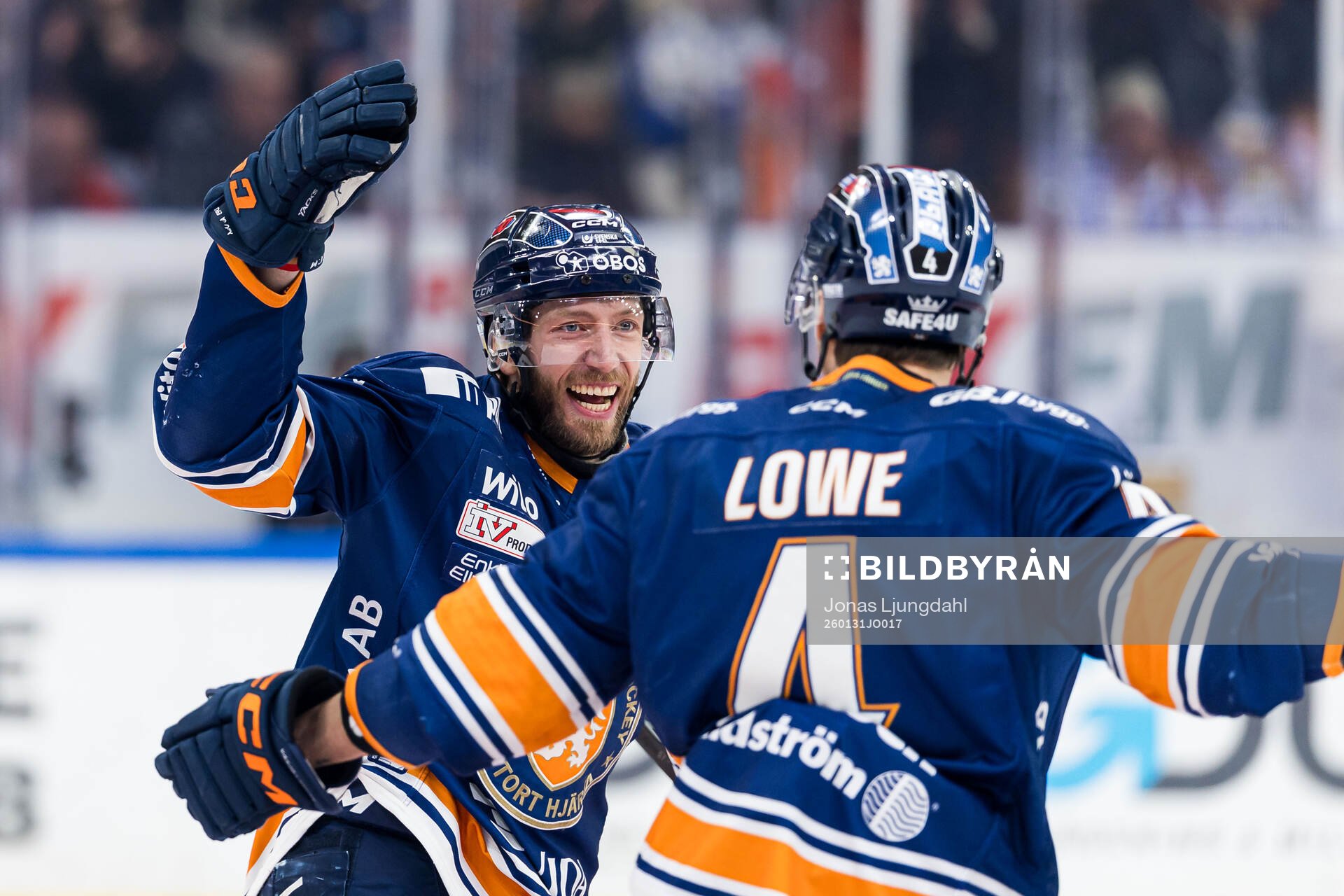 Växjös Petter Granberg  och Keegan Lowe jublar