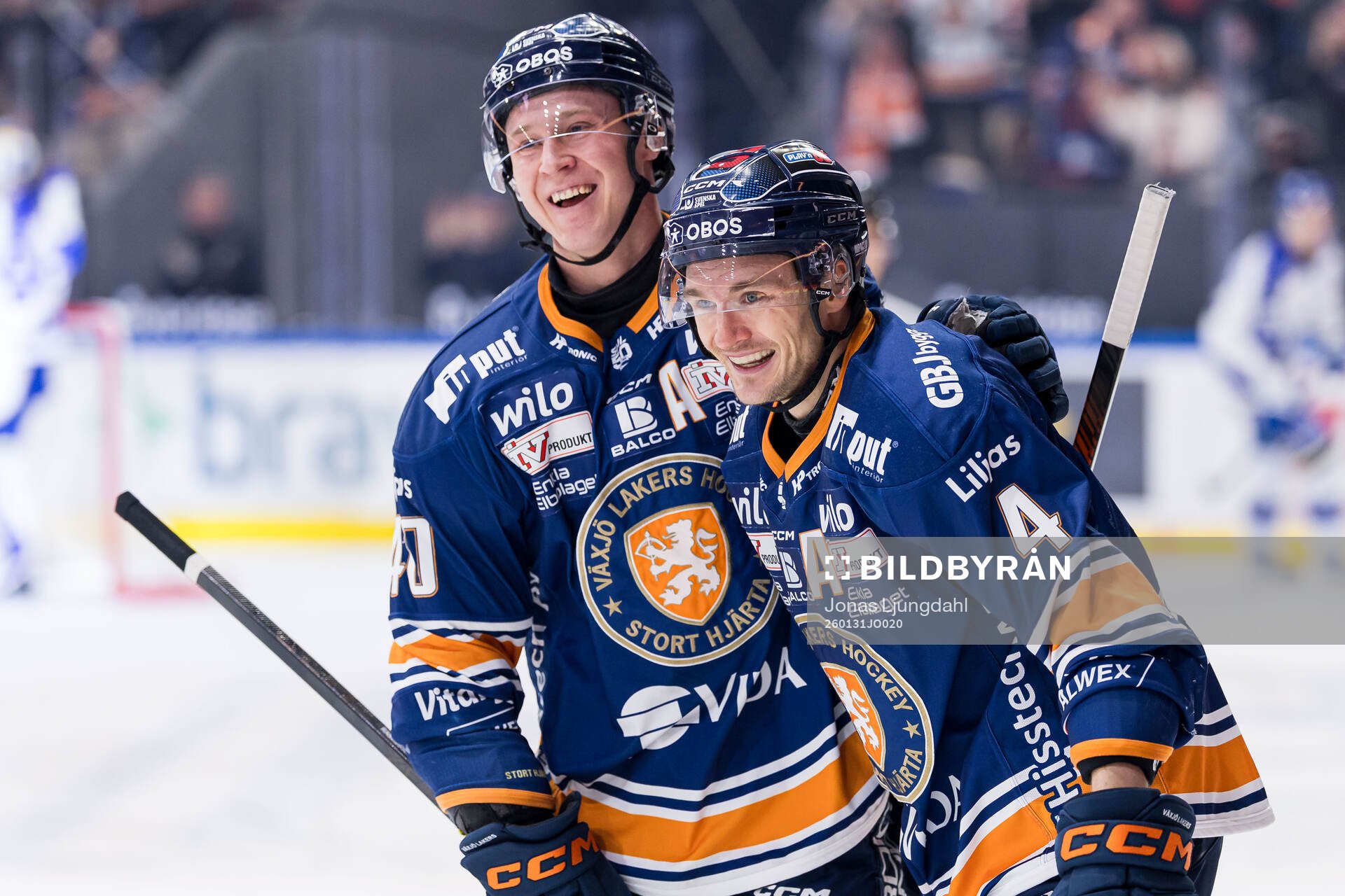 Växjös Dennis Rasmussen och Keegan Lowe jublar
