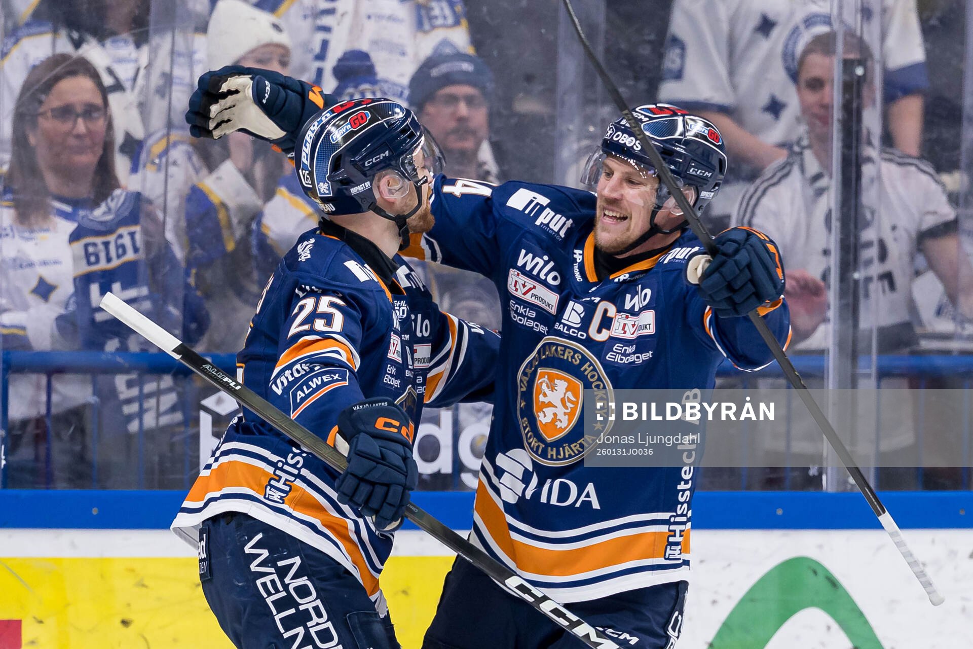 Växjös Lucas Elvenes och Joel Persson jublar