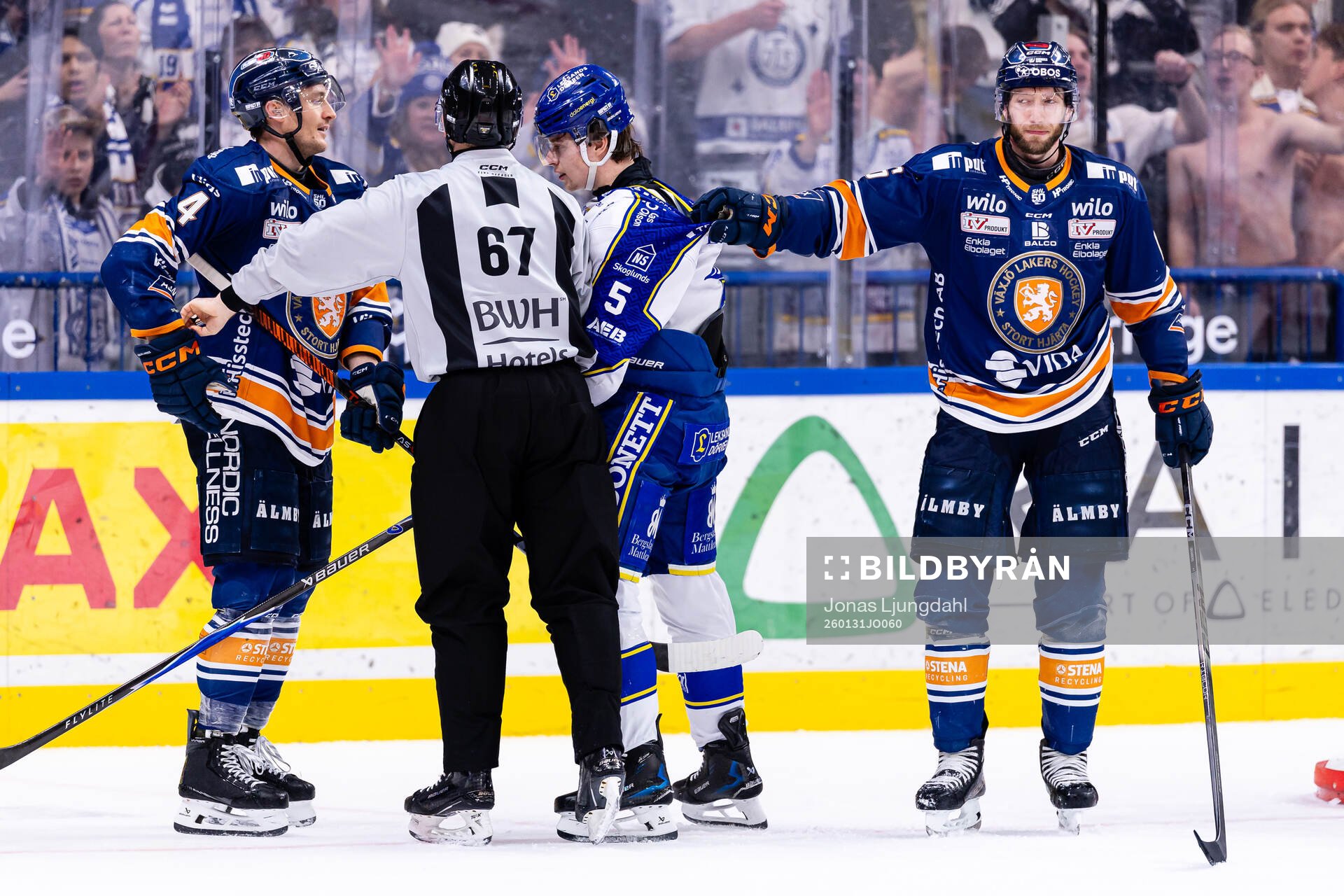 Leksands Andro Kaderli mellan Växjös Keegan Lowe och
