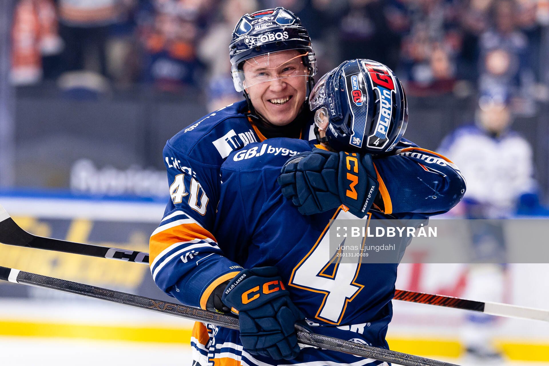 Växjös Dennis Rasmussen och Keegan Lowe jublar