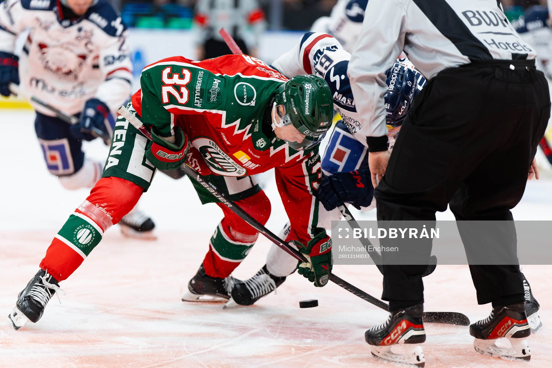 Frölundas Noah Hasa tekar mot Linköpings Markus Ljungh