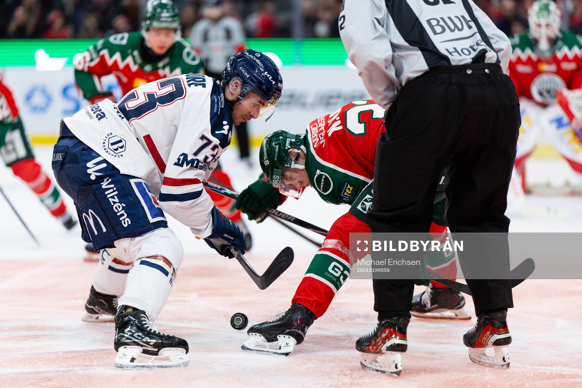 Linköpings Nicholas Shore tekar mot Frölundas Noah Hasa