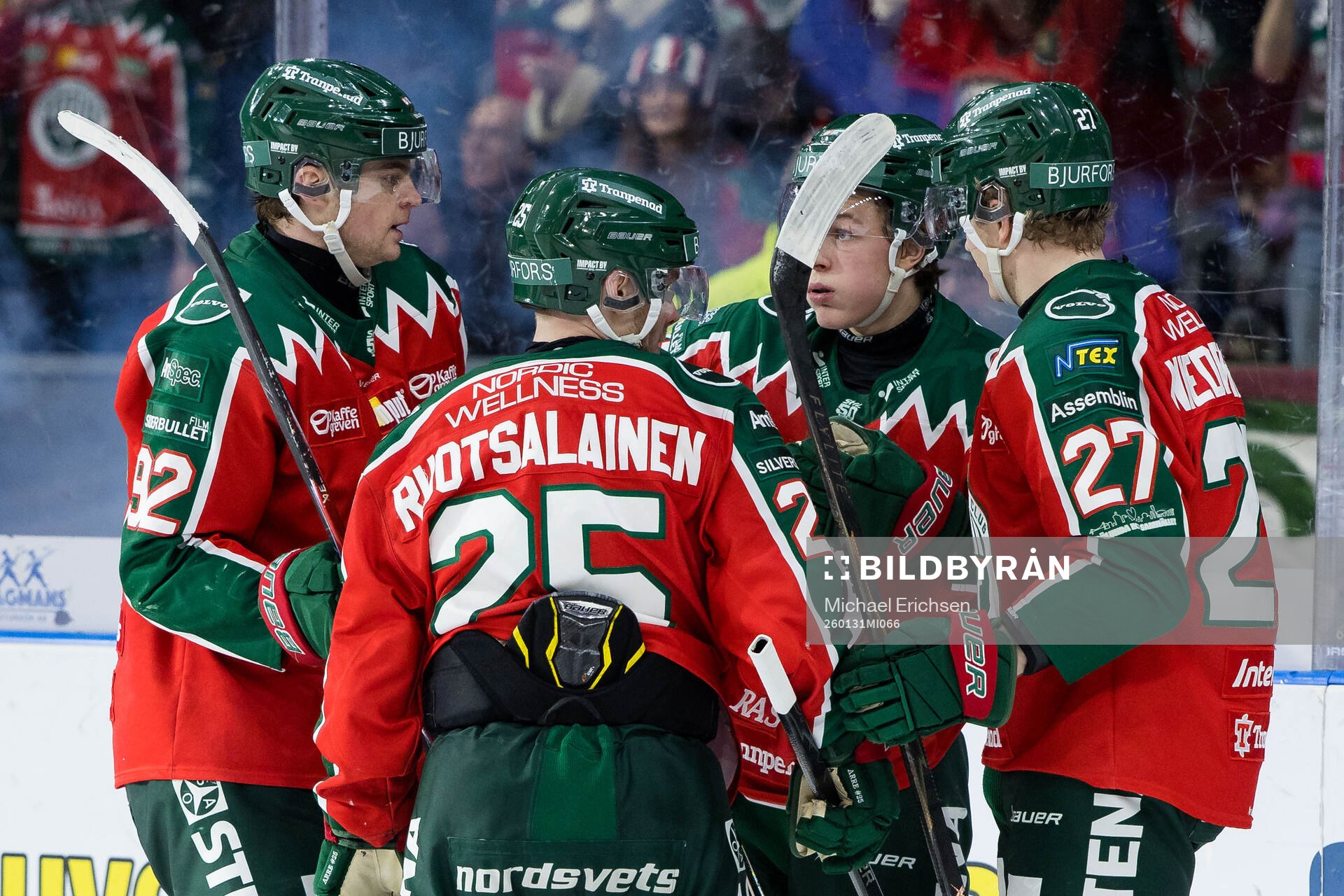 Frölundas Ivar Stenberg jublar med Filip Cederqvist, Arttu