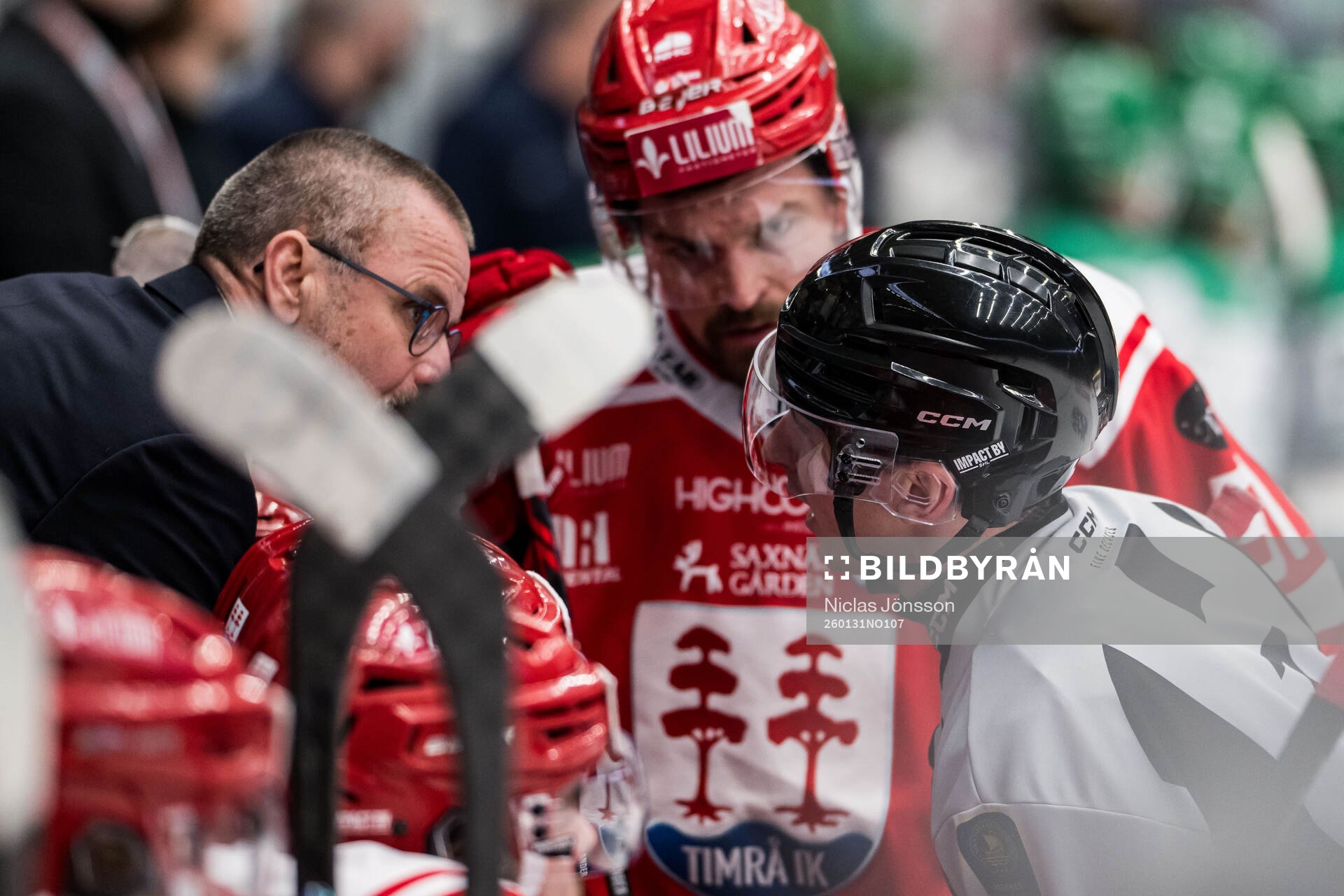 Timrås tränare Tommy Samuelsson i samtal med domaren
