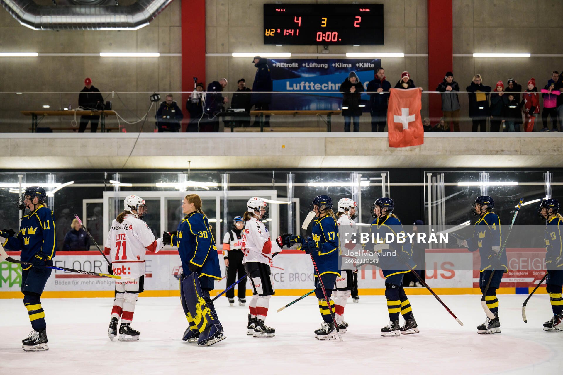 Players of Sweden and Switzerland thank each other