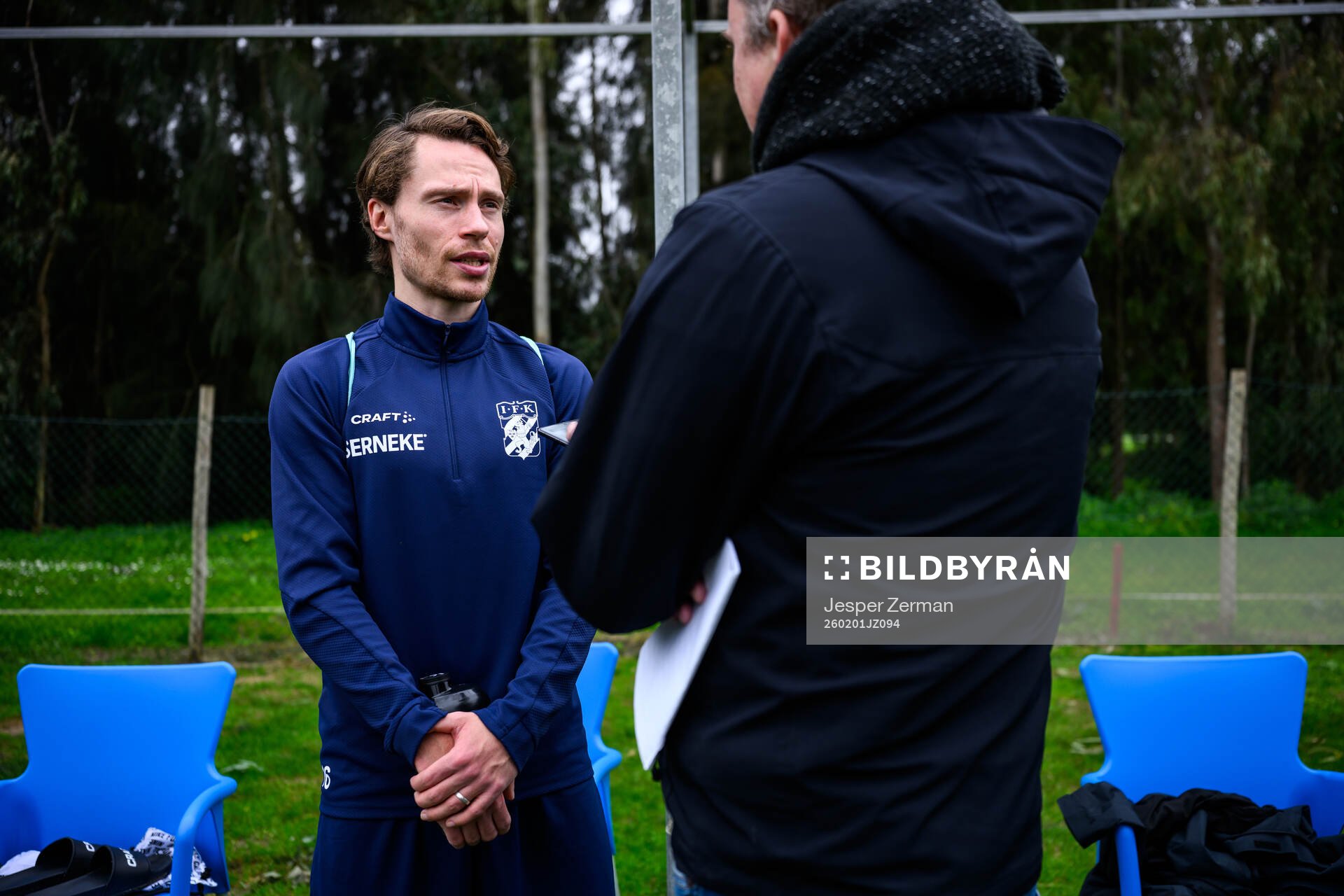 Filip Ottosson pratar med media