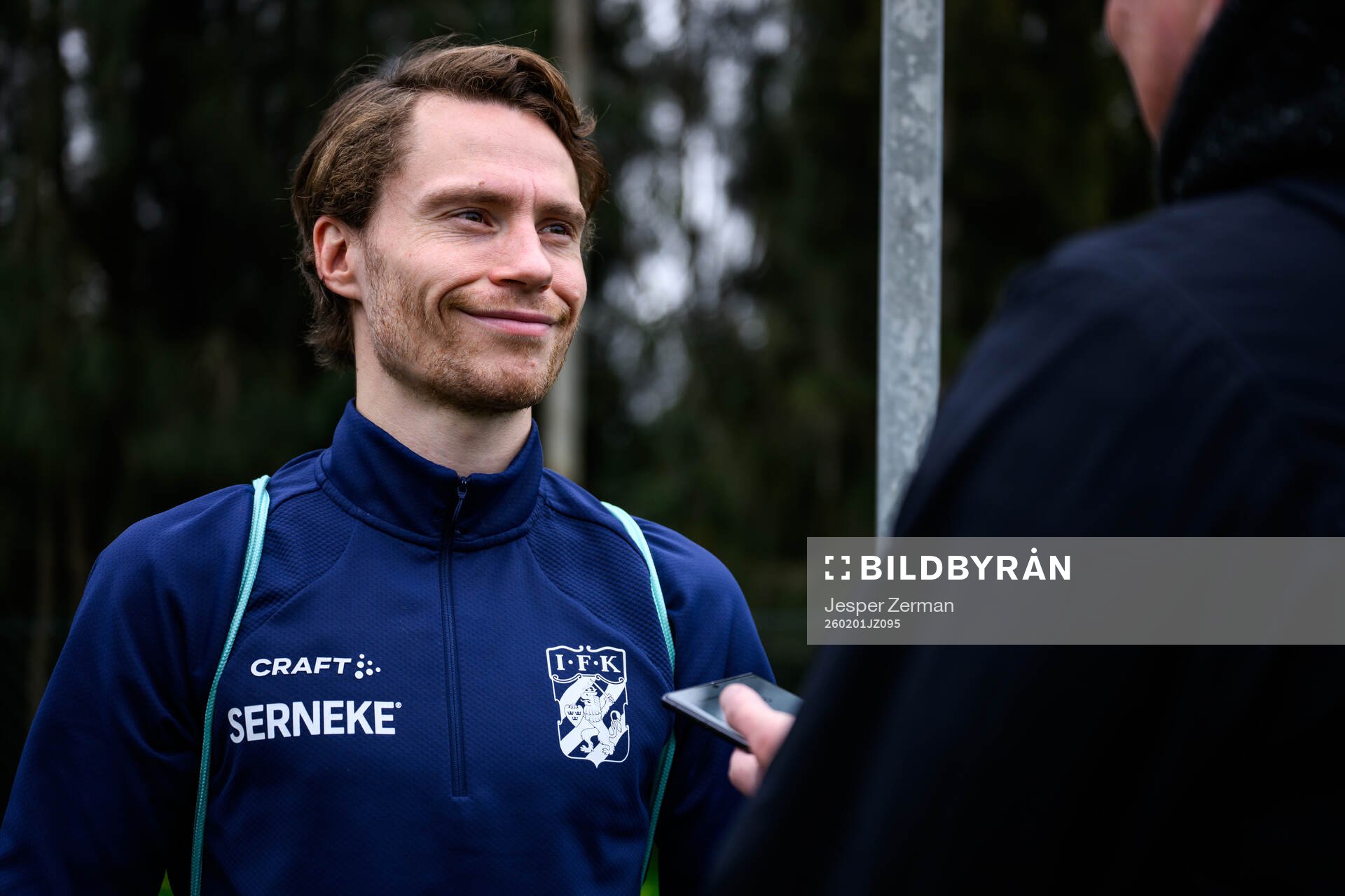 Filip Ottosson pratar med media