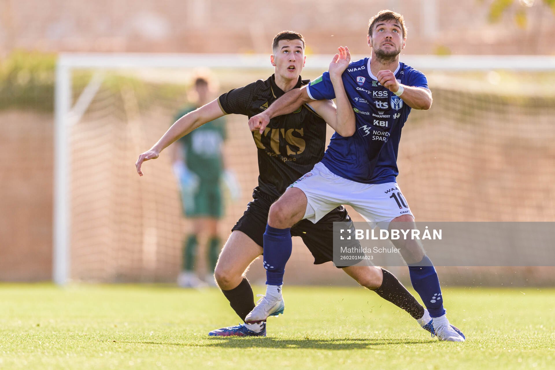 Andrej Zovko of GAIS and Hallur Hansson of Klaksvik