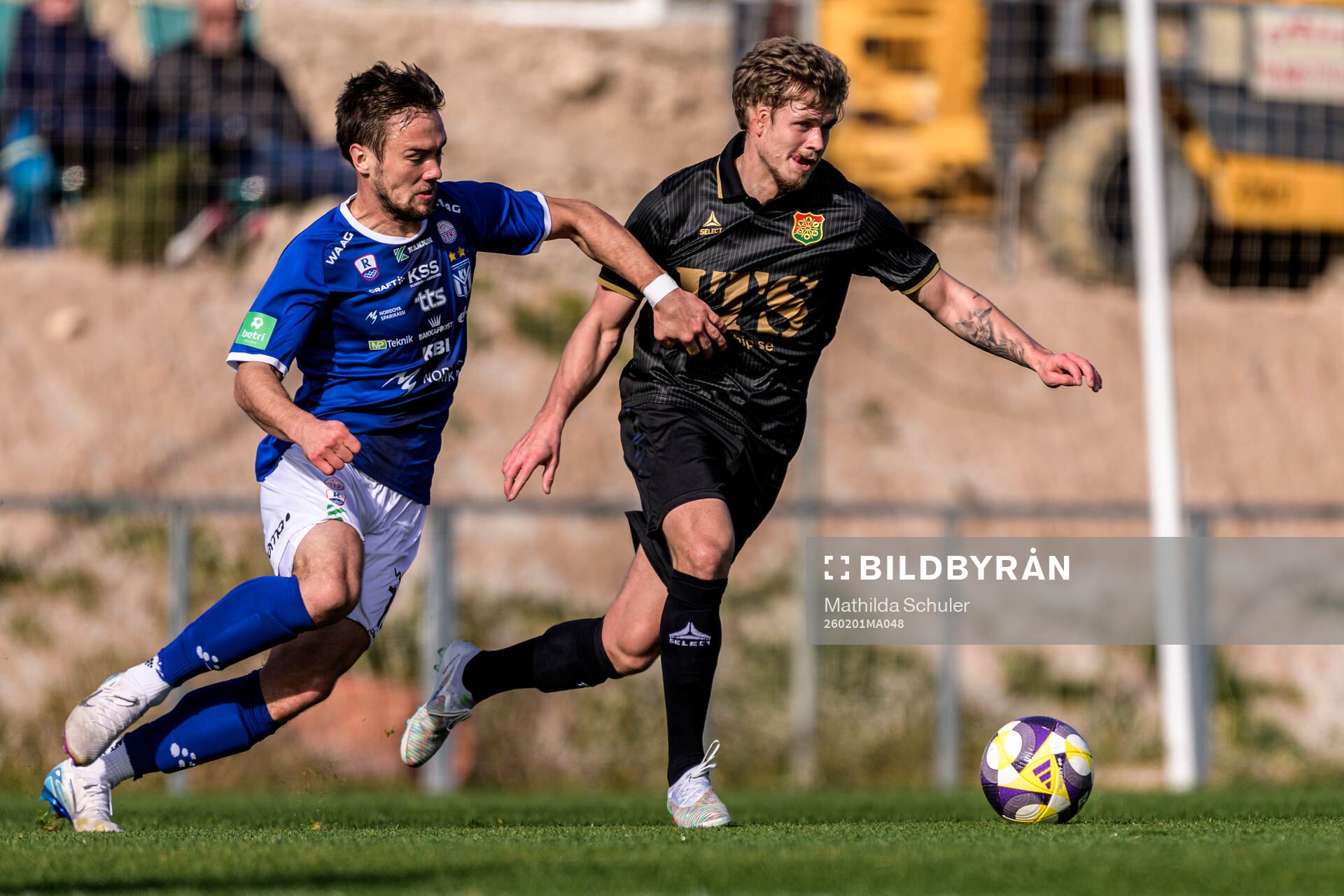 Hallur Hansson of Klaksvik and Kevin Holmén of GAIS
