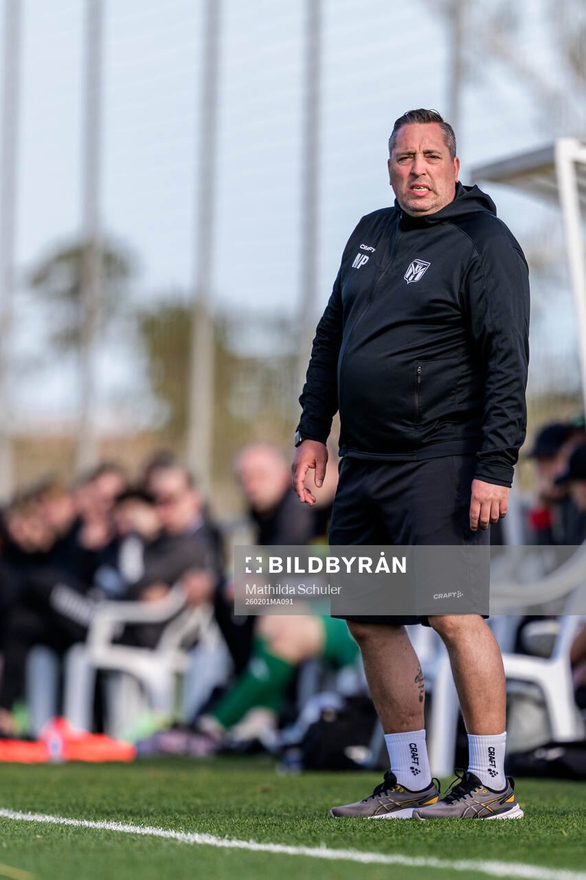 Coach Magnus Powell of Klaksvik