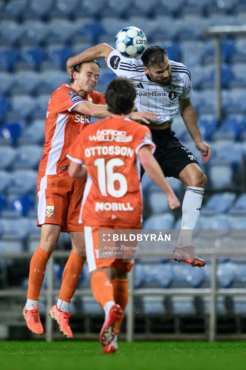 August Erlingmark of IFK Göteborg and Dino Islamovic of
