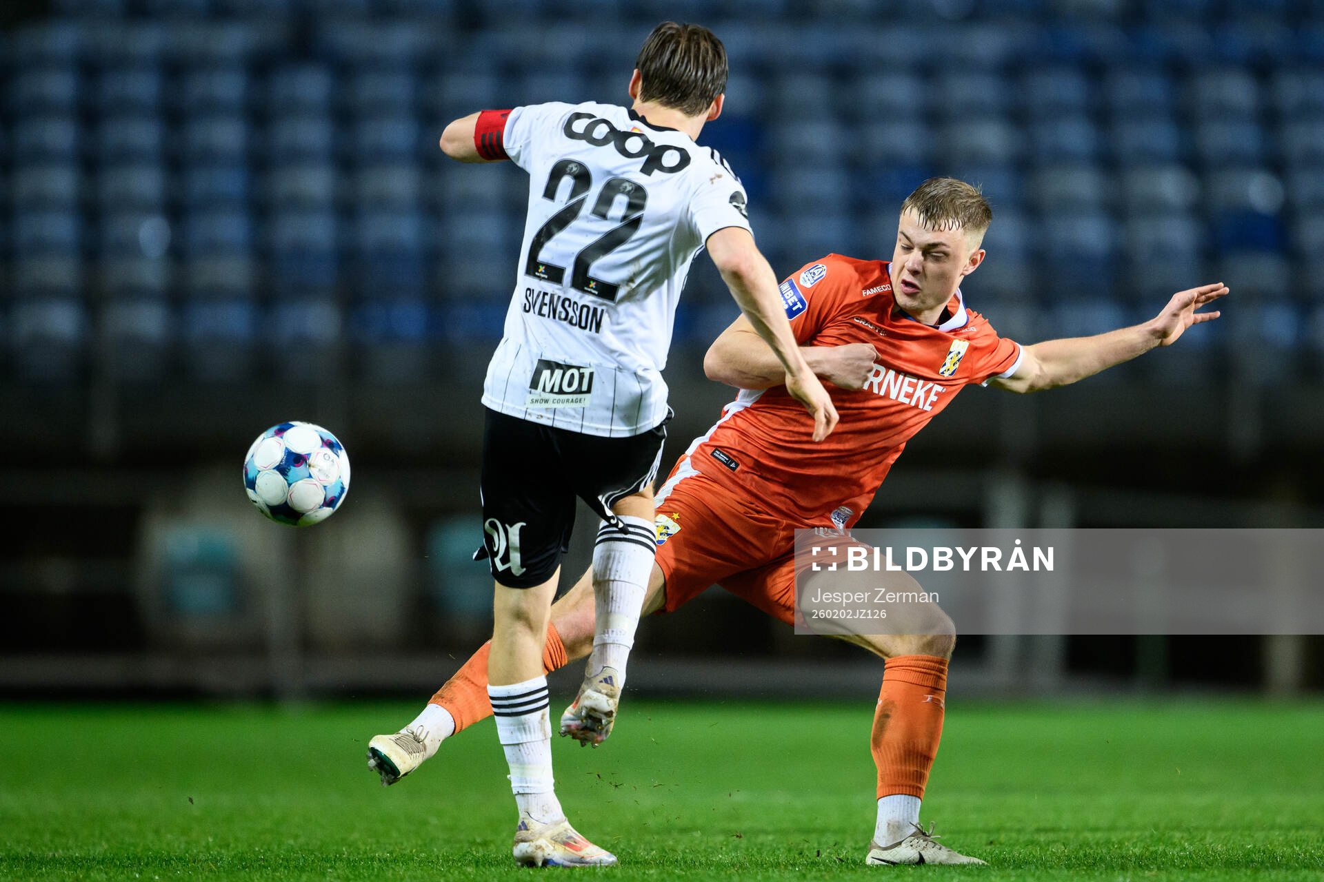Jonas Svensson of Rosenborg and David Kruse of IFK Göteborg