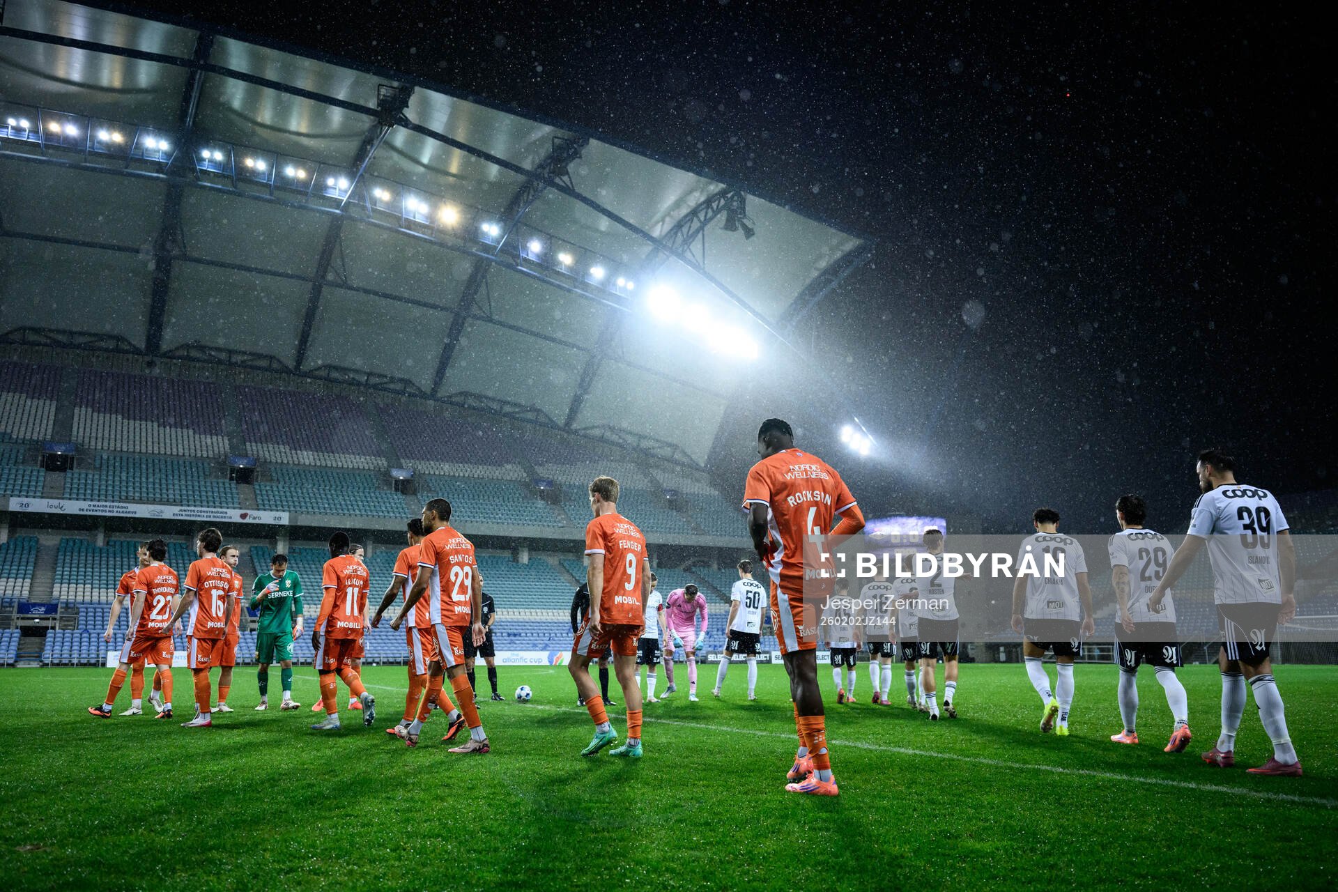 Players of IFK Göteborg and of Rosenborg enter the pitch