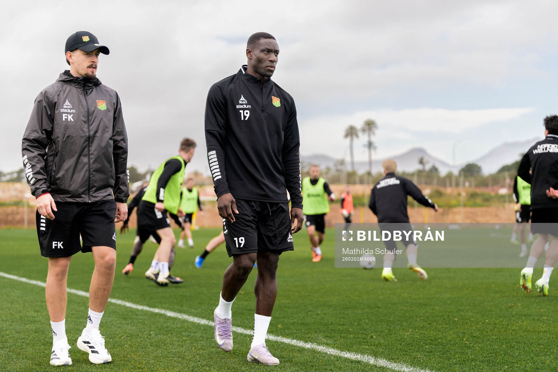 Fysioterapeut Felix Karlsson och Ibrahim Diabate