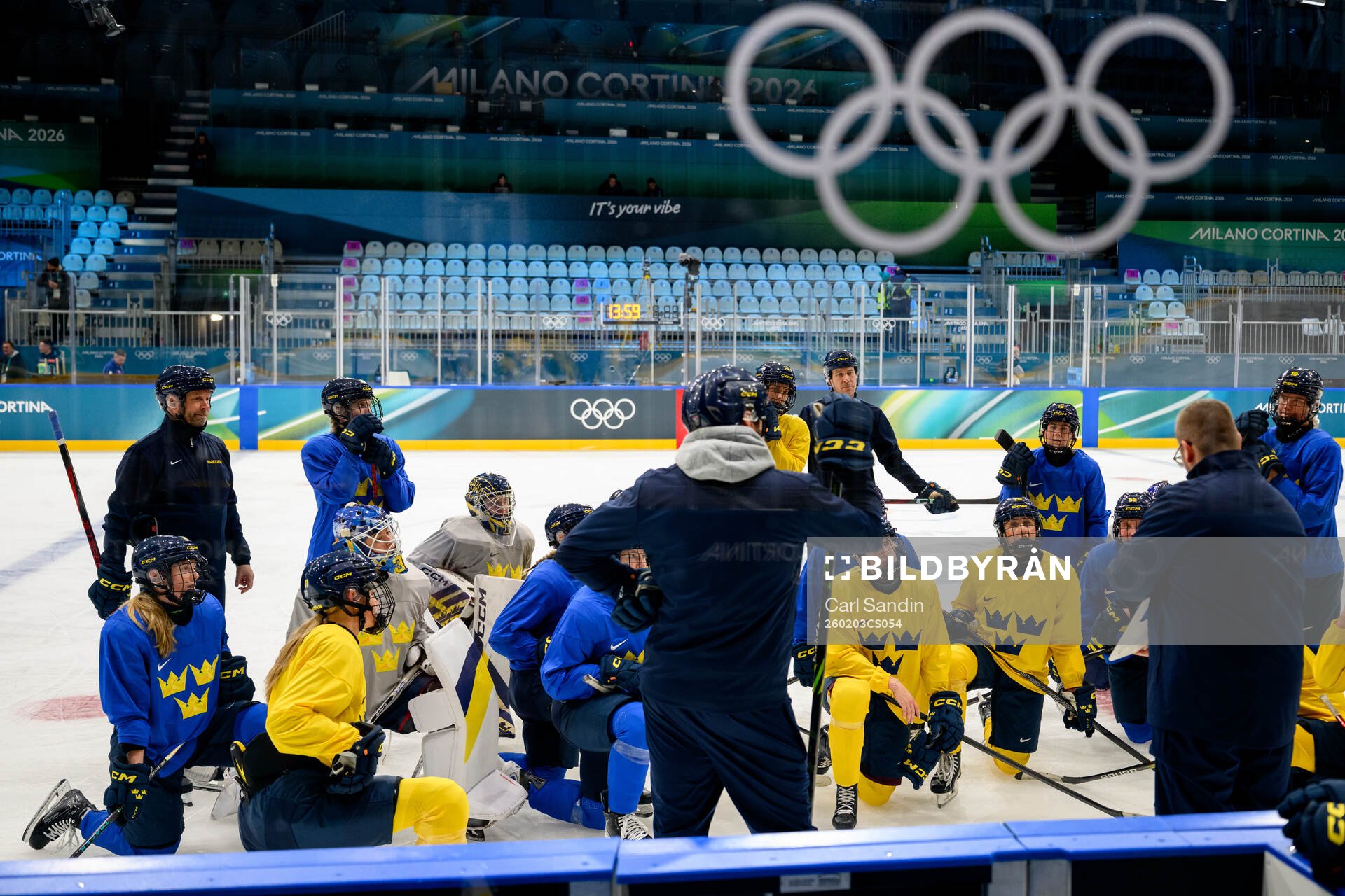 Players of Sweden gathered at a ice hockey practice session